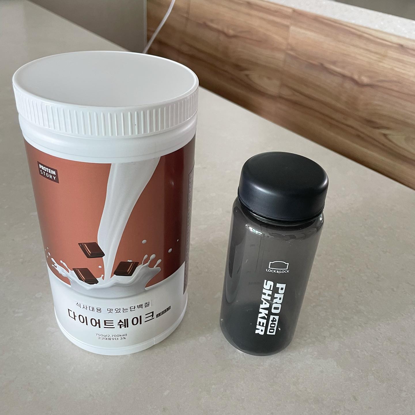  “#광고 식사대용 맛있는 단백질쉐이크 육아하면서 식단 챙겨먹기 힘들고 식사 할 시간도 없는데 다이어트쉐이크로 간편하고 맛있게 해결할 수 있어요 💪🏻 낮은 칼로리와 균형잡힌 영양으로 (단백질, 탄수화물, 식이섬유 등등) 다양한 영양소가 함유된 체중조절용…”