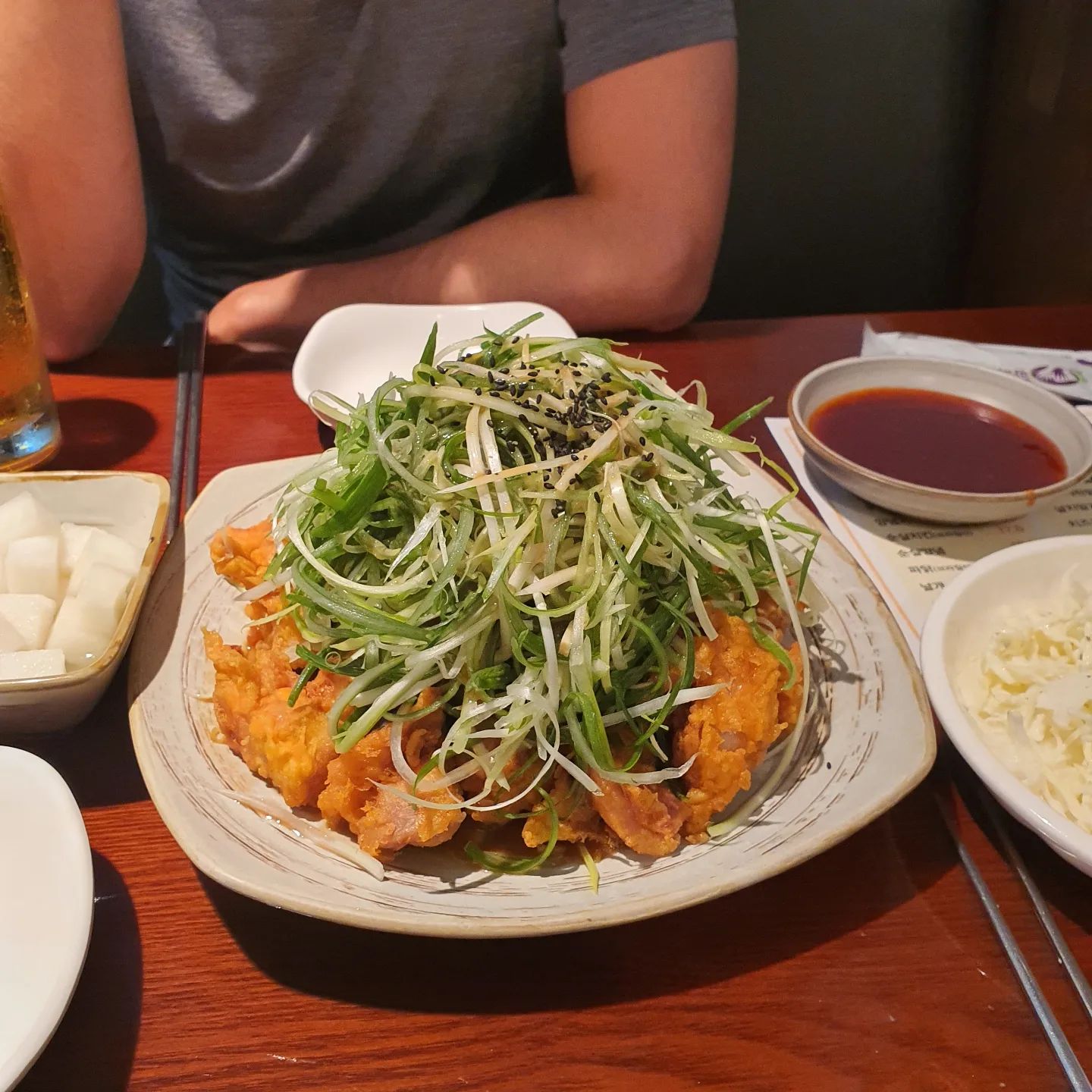 🍺 분당인이면 다 안다는 나로도 치킨 🍺

#지탱_성남

오늘 소개할 곳은 분당인이라면 다 안다는 치킨맛집!
파닭이 특히나 맛있대서 먹고 왔어용!!
나로도치킨 파닭 먹은 지 
지금 한 달 정도 되어가는데
사진 보니까 또 생각나요..
진짜 맛있었는뎅🤤

🍺 나로도치킨
🍺 경기 성남시 분당구 서현로 204 엘지분당에클라트빌딩 2층

🍺 파닭 18,000원
🍺 클라우드 생맥주 425cc X 4 3,500원 X 4

운영시간
🍺 오픈 14시 / 마감 새벽 2시

휴무일
🍺 매주 일요일

🍺 자세한 후기는 블로그에 있어요

#나로도치킨 #성남치킨 #성남맛집 #서현맛집 #서현치킨 #분당맛집 #치킨맛집