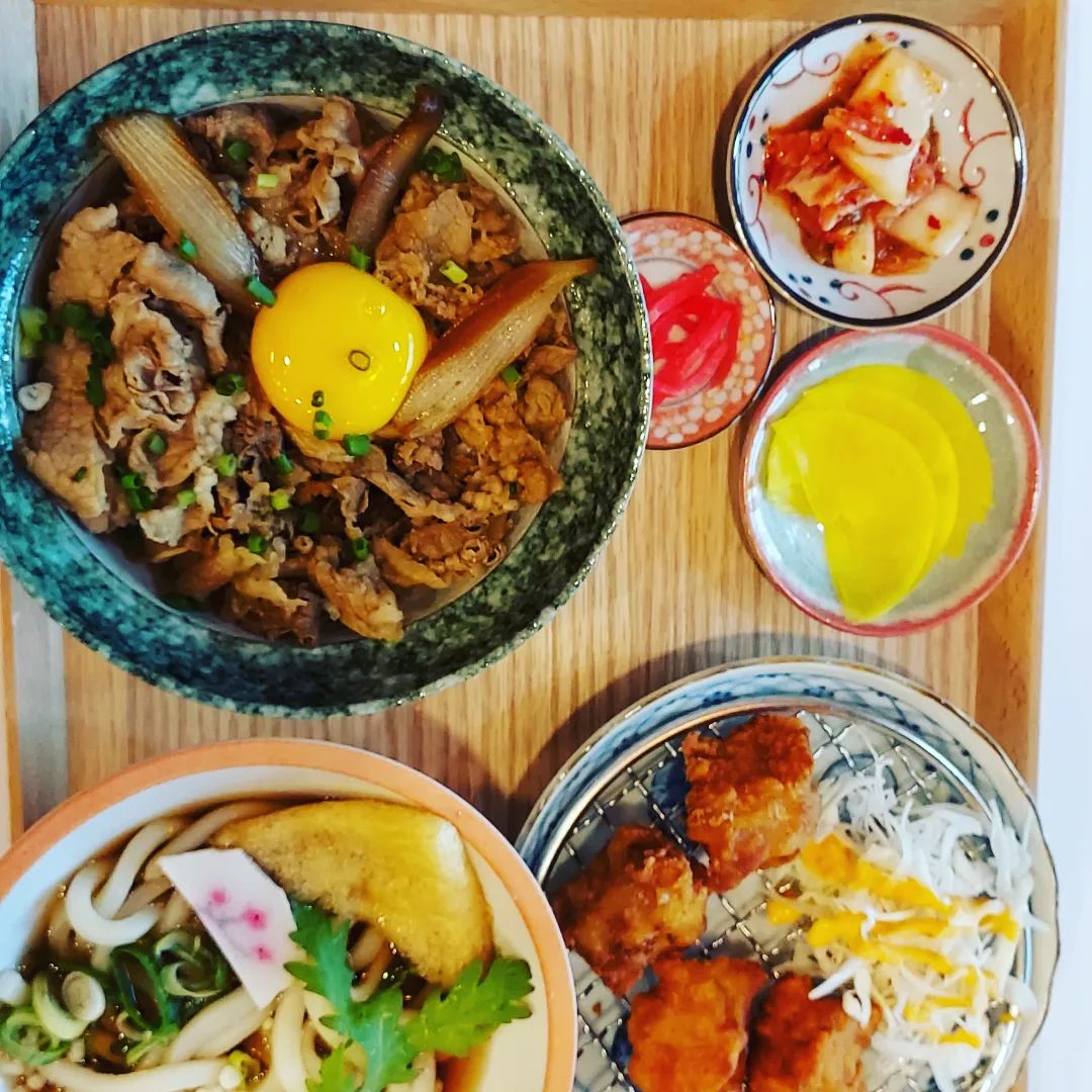 런치엔

푸짐한 규동 한상 ❤️❤️❤️
배부름은 추가^^~ 

#규동맛집  #천안신불당규동  #런치메뉴
#천안동경규동  #주말그램 #천안규동맛집 #신불당규동맛집