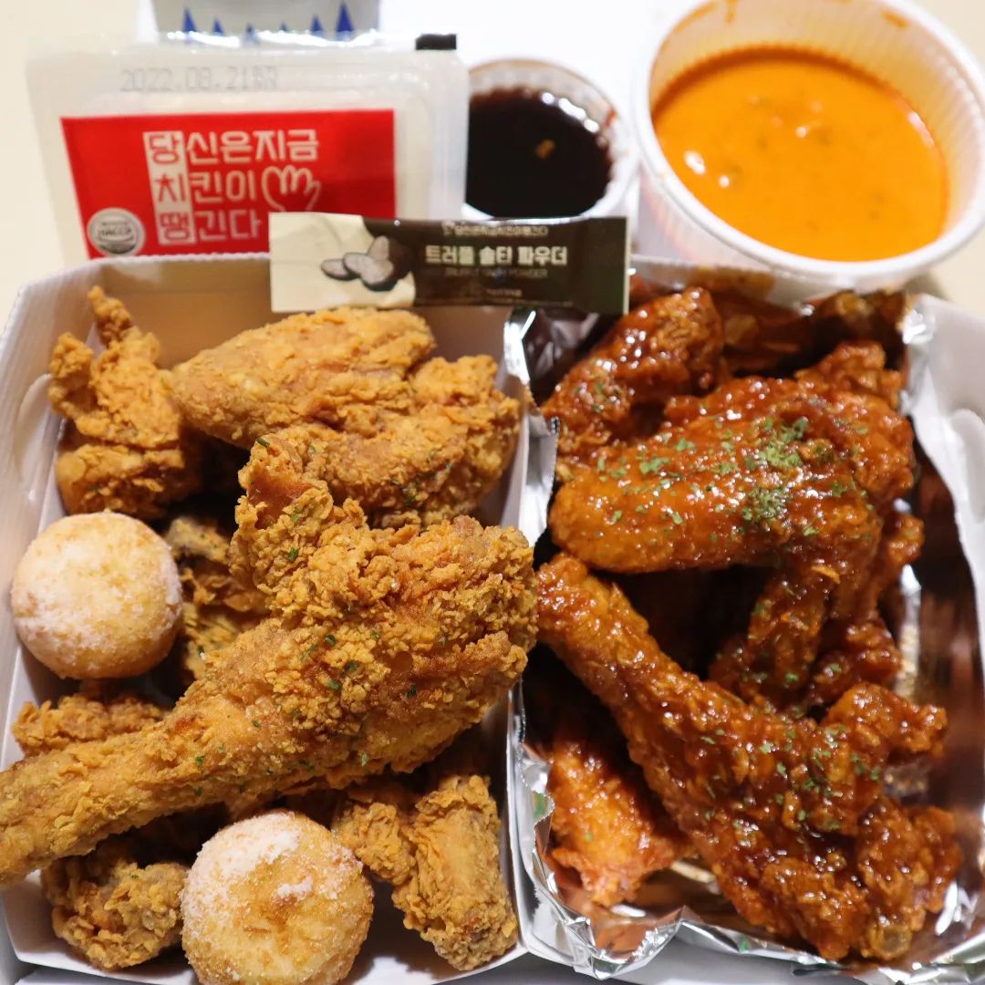 #제품제공 🍗당신은 지금 치킨이 땡긴다🍗 에서, 로제퐁듀소스와 블랙킹 소스, 트러플 크리스피, 양념 다 있는, 풀 패키지 세트 먹었어여ㅎㅎ 

♡줄여서, 당치땡 치킨은 이름부터 치킨 땡기게 하고, 

☆드라마 "구필수는 없다" PPL 로 나오는데.. 미친듯이 맛있어 보여서 안 먹을 수 없는 치킨 입니다☆☆☆ 

< 구필수는 없다 >수, 목 오후 9시 ENA, KT 시즌 방영 / 넷플릭스 5.11부터 방영 

♡메뉴가 상당히 많고 맛있어보여서 한참 고민하다가, 

♡풀패키지 세트 (트러플 크리스피 반+양념치킨 반+로제퐁듀소스+블랙킹 소스+무+콜라245ml)
￦21,500
로 먹었는데요. 

♡일단, 닭크기가 컸어요ㅎㅎ 

☆트러플 크리스피 치킨 은,
3대 진미 트러플 파우더를 곁들여 풍미와 육즙이 가득했어요.
진짜 튀김옷이 바삭하고 살짝 매콤하니, 안 느끼하고 넘 맛있었어요 ㅎㅎ 

크리스피 치킨에는,
♡트러플 소금을 따로 넣어주시는데요. 
먹을 때 후라이드 위에 살짝 뿌려먹으니 맛있습니다. 
물론 안 뿌리고 먹어도 맛있구요ㅎ 

이 맛있는 치킨을,
☆로제 퐁듀 소스 찍어 먹어 봤는데,
매콤하고 꾸덕하니,
너무너무 만족했습니다🍗
로제 퐁듀 소스 양 진짜 많아서 더욱 좋았습니다.

♡블랙킹 소스는,
달달하고 짭쪼롬한 간장 치킨맛 느낌인데,
역시 중독성 갑이네요.
치밥으로 최곱니다ㅎㅎ
맥주에도 넘 잘 어울릴 거 같아요ㅎㅎ 

♡양념은 
달달하면서도 매콤해서 좋았어요ㅎㅎ
역시나, 안에 육즙이 좔좔 흐르네요ㅎㅎ

♡서비스로, 달달쫀득 허니치즈볼 받았는데, 진심 맛있습니다. 

이 집은,
♡다양한 사이드까지 있어 아주 좋은데요,
담엔 탱글한 멘보샤도 먹어보고 싶네요ㅎㅎ

🍗당신은 지금 치킨이 땡긴다🍗  강력 추천 합니다ㅎㅎ

#당치땡 #당신은지금치킨이땡긴다 #구필수는없다 #범어맛집 #범어동맛집 #범어역맛집 
#치킨 #먹팔 #food
#양념치킨 
#로제치킨 #간장치킨  #대구치맥페스티벌  #구필수는없다  #치킨뭐먹지 #치킨추천 
#당치땡치킨 
#🍗 #chicken 
#치킨맛집  
#후라이드치킨  #치맥 #대구맛집추천 #대구배달맛집 #대구치킨 #대구치킨맛집 #치맥페스티벌 #수성구치킨 #범어치킨 #수성구맛집
