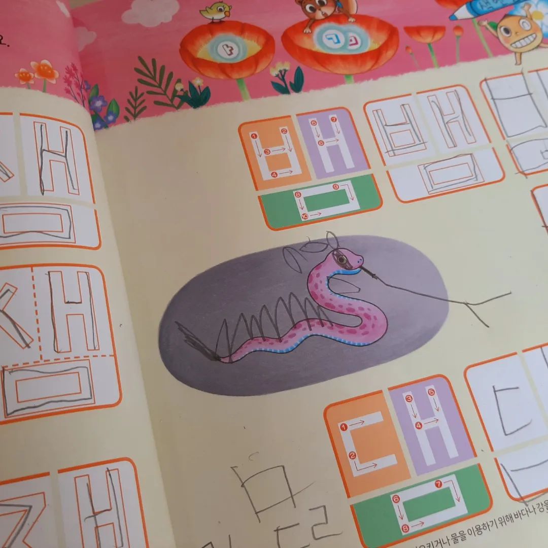 라떼는 
1학년때 받아쓰기 시험까지 보던 시절이라
한글은 학교가면 자연스럽게 다 떼는건줄 알았어요.

둥이도 한글을 거의 떼고 읽기는 하지만
쓰기 연습을 많이 안시켜서 그런지
쓰기가 복병이네요😭

이응 쓰는 방향도 뭔가 어색하고
글자의 조합도 썼을때 조화롭지 않구요..

#1학년여름방학 을 알차게 보내보고자
#기적의한글쓰기 구입

애들이랑 또 씨름할 생각에 암담하긴 했지만
그래도 책을 대충 훑어보니
5분이면 끝난다며 내자신을 위로 ㅋㅋㅋㅋ

형님들이 스티커 붙이기 하고 있으니 재미있기는 한가봐요🙂

역시 넘 쉬워서 그런지 순식간에 쓰윽쓰윽 써내려가는데요.

흐뭇하게 바라보고 있는 엄마에게 강려크한 한방!
자기는 작게도 쓸수있다며
칸 탈출😅
거다이맥스뱀그리기😊
칸을 넘치게 꽉 채워서 쓰기😍

이럴때 아들맘들은 어떻게 하시나요?ㅠㅠ
암튼 했으니 고생했어............

#기적의한글학습 #내돈내산 #엄마표한글 #8세한글 #쌍둥이맘 #쉽지않다