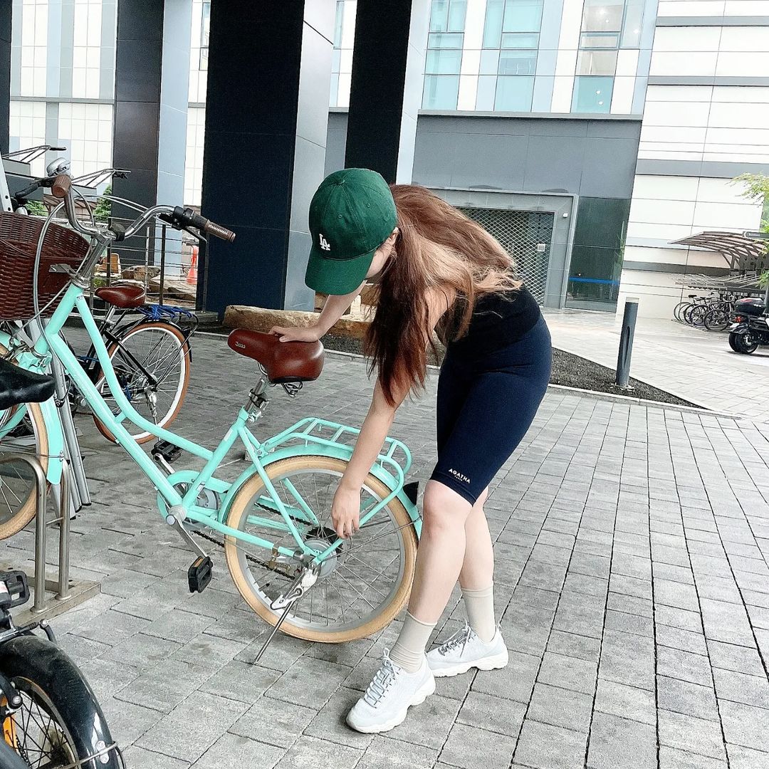 쪼은영💕 on Instagram: “프랑스 브랜드 아가타의 '로고 바이크 숏팬츠' 진짜 톡톡합니다. 소재가 짱짱해서 살찐 부분까지 잘 잡아주고 편하네요! 요즘 바이크팬츠 스타일로 많이들 입으시길