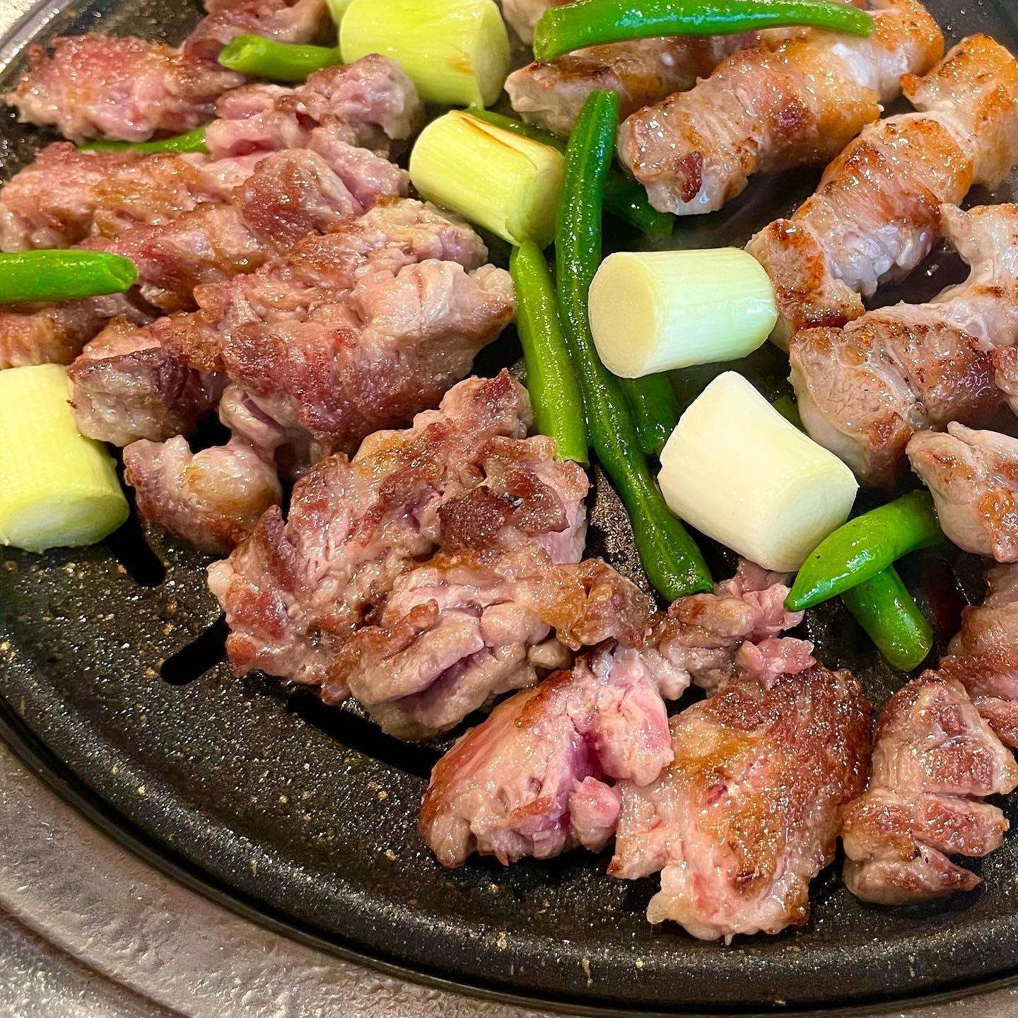 🧡#불당동 통삼국본점

서울사람이 천안사람에게 추천해준 천안맛집..!!😂 
이런곳을 이제 알다니 원통함
삼겹살, 목살 둘다 촉촉야들 부드럽고 굉장히 맛있었음 
둘 중에 고민된다면 1인분씩 모두 먹어보기!!
무엇보다 직원분들 친절함+서비스가 따보옹👏 
고기 먹고 마지막은 냉면이 국룰!👩‍⚖️
(6시쯤 가니까 하나 남은 테이블 간신히 착석!)

🏠주소 
충남 천안시 서북구 불당9길 30 지도

💸메뉴/가격
통생삼겹 19,000원
꽃목살 19,000원
물냉면 7,000원

⏱운영시간
월요일 휴무
화~금 17:00-00:00

#불당동맛집 #삼겹살맛집 #목살 #목살맛집 #맛집 #맛스타그램 #맛집스타그램 #먹팔 #먹스타그램 #고기 #삼겹살 #맛집추천 #맞팔