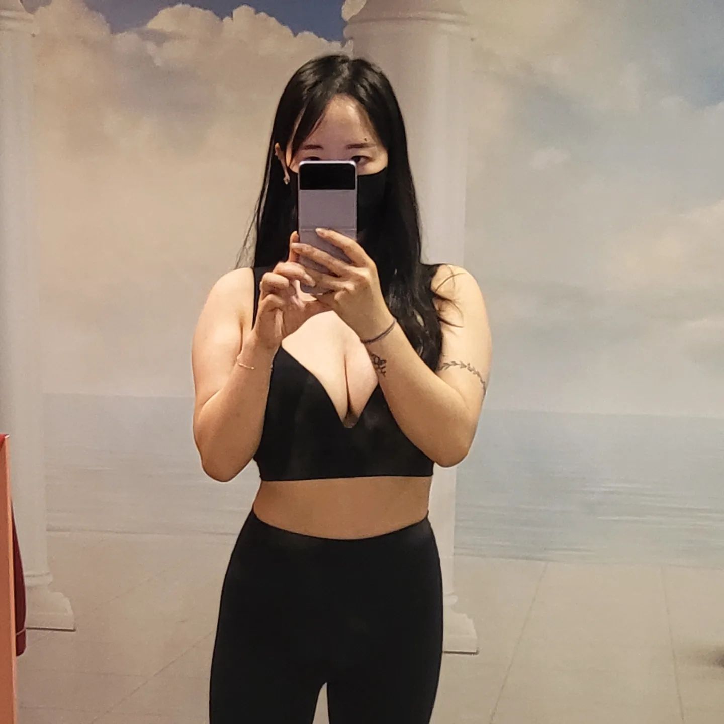 뚜하-!!
요즘 일상 보여드리려고 하루하루 전처럼 사진찍는중ㅎㅎ
(속옷 아니구 운동복이에요)

어제 피드 올리고 팔뚝살 뺄게 어딧냐면서ㅠㅠ
그래서 쌩 원본 사진 투척

운동은 항상 꾸준히 하는편이라 
몸은 날씬한편인데.. 팔뚝 진짜 타고나길
두꺼운 사람들은 어마어마해요..
제 기분 아시는분??

팔뚝만 보면 진짜 .. 한숨만 나옴ㅋㅋㅋㅋ
팔뚝이 옷핏 다망침ㅋㅋ

오늘 팔뚝 타파하러 왔슴둥
전 후 사진 기대해주세요ㅋㅋㅋㅋ

(광고 아니라 병원기재 못함 궁금하신분들 디엠주시면 적나라한 중간 중간 후기 공유해드림)