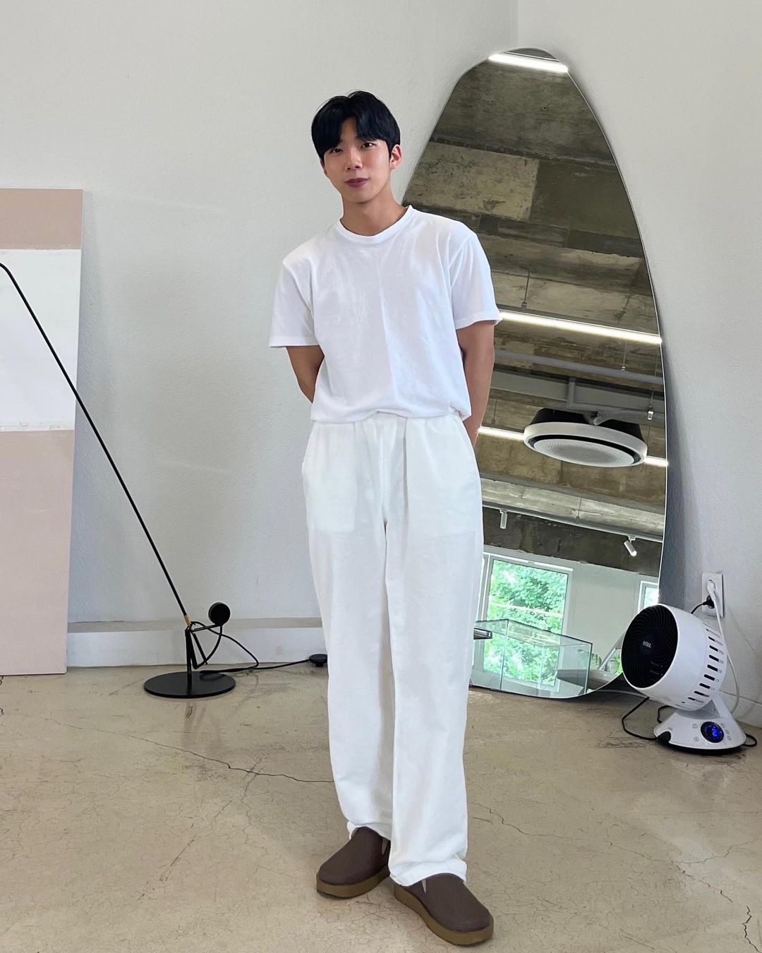 최민규 on Instagram: “🌎자연을 생각하는 브랜드 '리프니' 제품 페트병을 이용해서 만든 친환경 신발 남여공용 제품이고 신고 벗기가 편한 블로퍼(뮬) 디자인으로 제작되었어요. 실제로 신어
