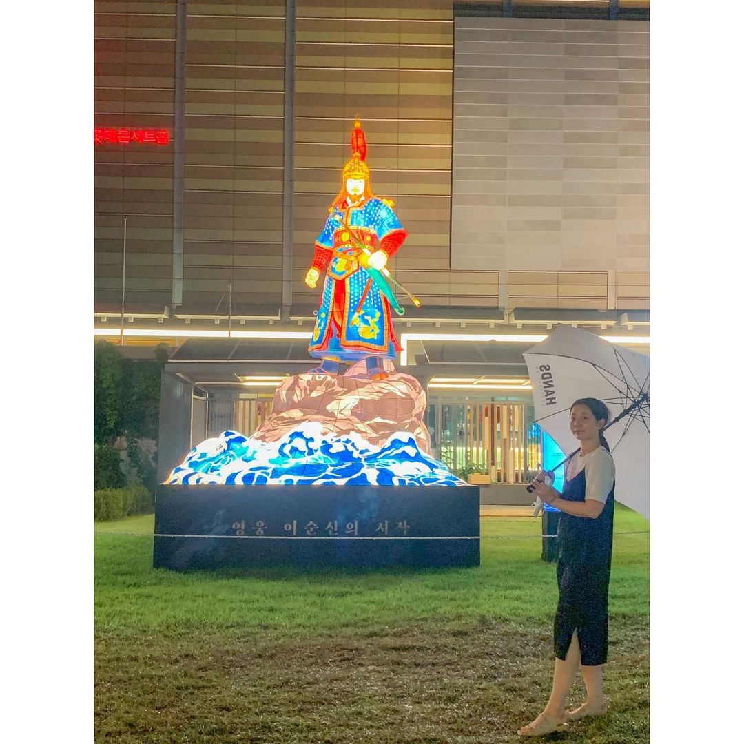 스윗수 on Instagram: “광고 잠실 잔디광장에서 열리고 있는 <한산: 용의 출현> 연등행사 방문 낮에봐도 색감이 너무 멋진데 밤에보니 더 웅장한 느낌 #이순신장군