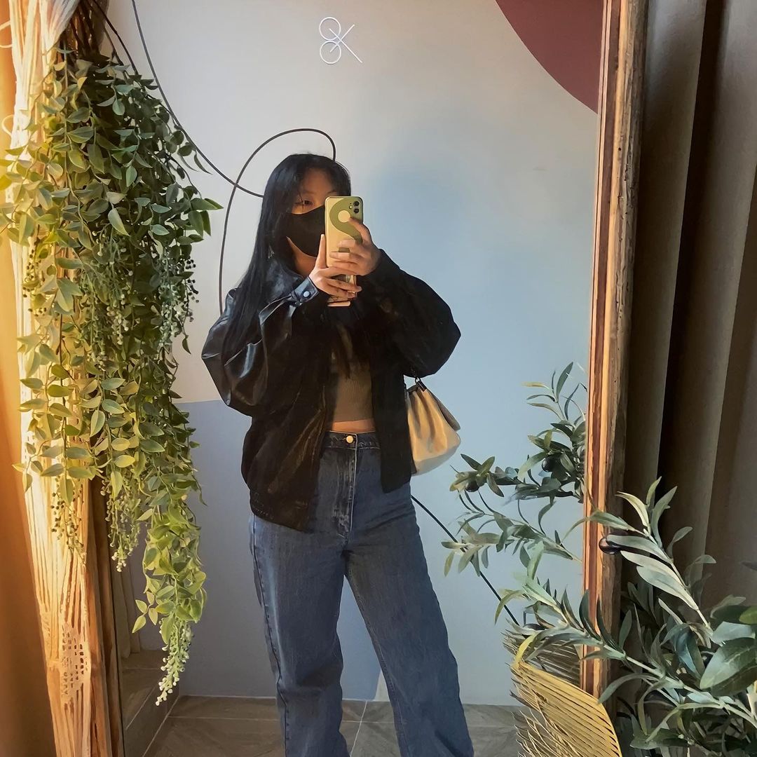 hanna on Instagram: “나는 혼자 노는게 좋아”