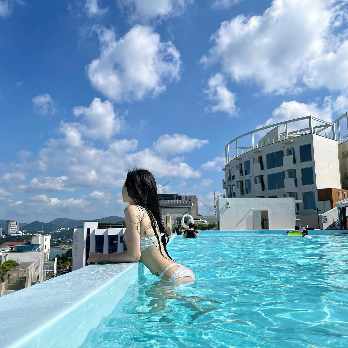 아침수영장은 또 처음인데 더 재밌었다🐳
입술 파래져서 얼마 못논게 아쉽ㅜㅜ
.
.
.
#아침수영 #수영장펜션 #여수 #여수여행 #전남여행 #전라도여행 #디아크리조트 #풀빌라 #인피니티풀 #비키니 #수영복 #여름코디 #여름휴가 #좋아요반사 #좋아요 #첫줄 #휴가룩 #휴가지추천 #바다여행 #bikini #pool #swimsuits #likeforlikes #trip #lfl #followｍe #summervacation #summerlife #summerstyle #fashion