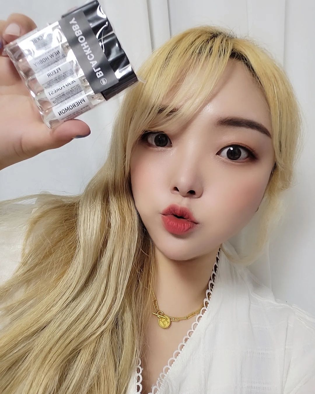𝐻𝓎𝓊𝓃 𝒥𝒾𝓃 🎶’s Instagram post: “#광고 #협찬 #블랙하비 향수💕 Black(어두운)+Hobby(취미) 내면의 숨겨진 나만의 향을 찾는 향수 ✨️너무 좋은 기회로 요즘 외출시 빼놓을 수 없는