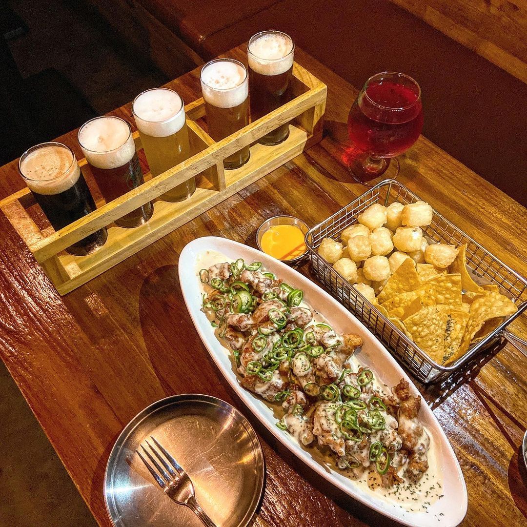 볼살이의 먹스타그램 on Instagram: “#협찬 🍻아트몬스터 성수 🍽메뉴: 맥주 샘플러(17000원) 창세기(7000원) 순살 청양마요치킨(17000원) 우유튀김&나쵸(12000원) 🟡리뷰 수제맥주 러버들은 여기