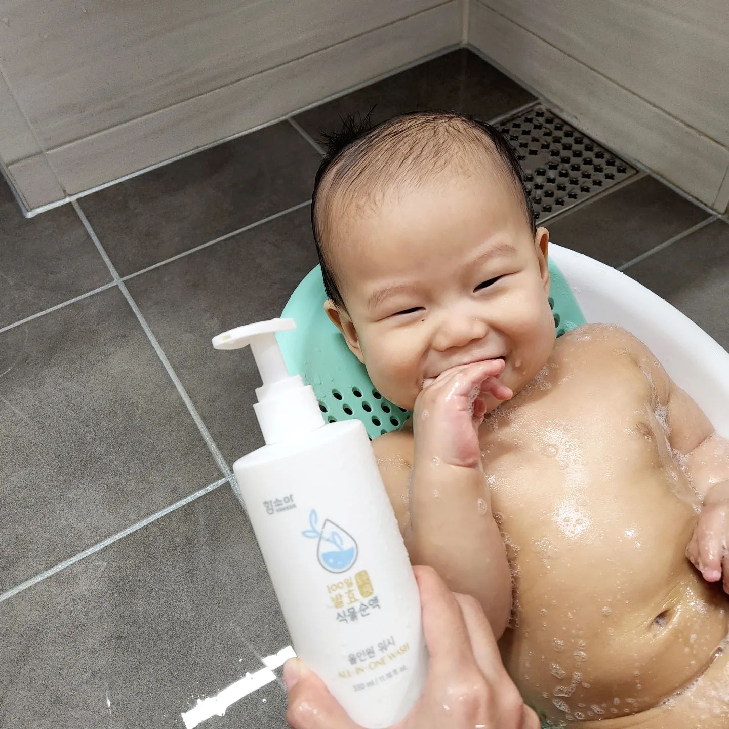 #협찬

함소아 식물순액 올인원 워시

여름인게 실감나는 요즘,
1일 1목욕 필수🛀

자연유래 거품으로 순하게,
머리부터 발끝까지 
깨끗하고 촉촉한 목욕을 책임져주는
함소아 올인원 워시:) 

2,460시간 발효하고 추출한
고영분 성분이 가득가득한건 비밀😉

씻겨주다보면 싱그러운 포레스트향이 나서
엄빠도 같이 힐링되는 느낌이예요🤍
우리 아들도 기분좋은지 싱글벙글🥰

오늘도 깨끗하게 목욕하고 꿀잠💤

#유아워시#함소아식물순액#함소아올인원워시
#함소아화장품#식물순액100일발효
#함소아워시#아기화장품#유아화장품#베비비워시