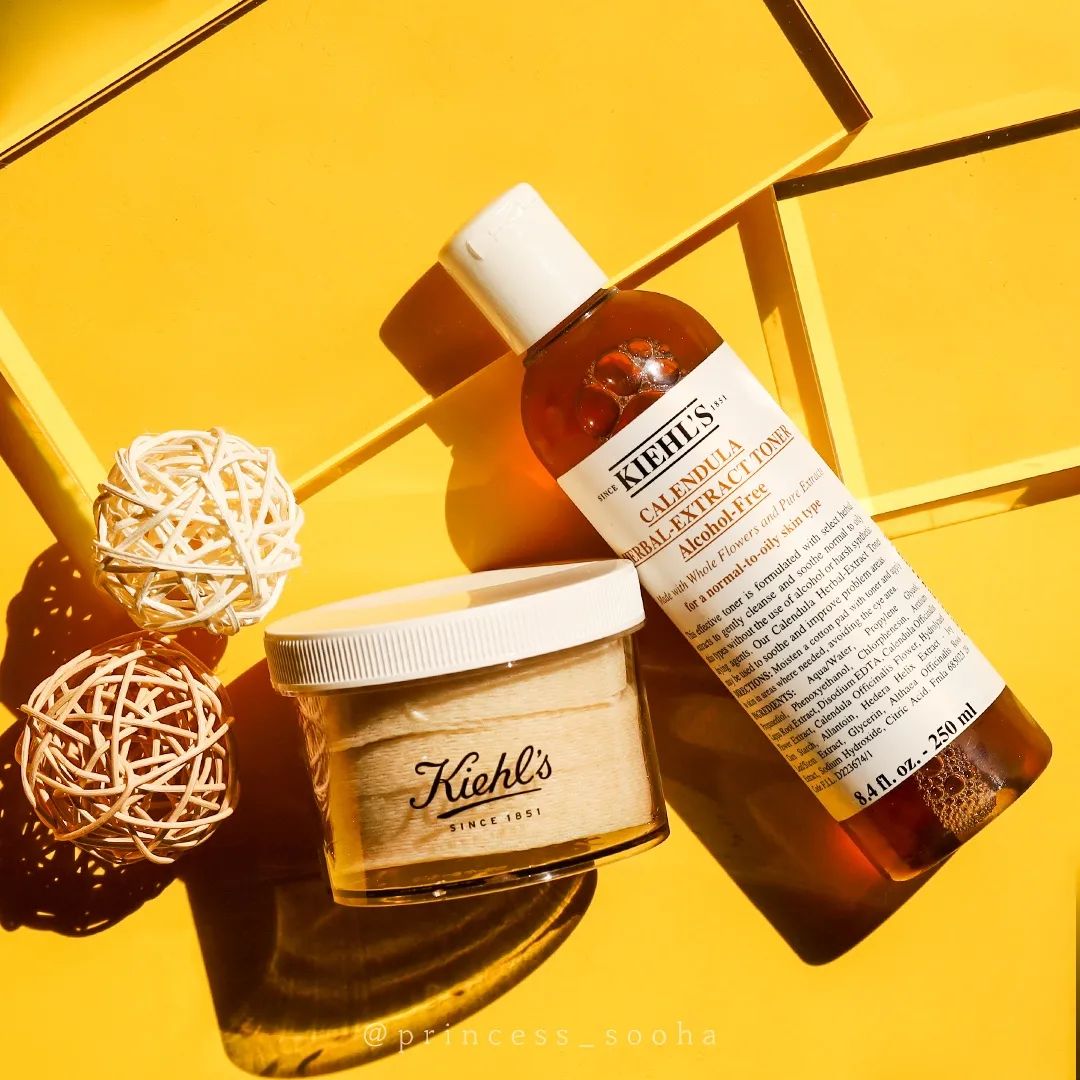 #제품협찬 by. kiehlskorea
본격적인 여름 휴가는 아직 못 다녀왔지만,
본가에 며칠 다녀온 후로 피부가 예민해져서
얼굴이 또 확 뒤집어진 요즘이에요ㅠㅠ

1초에 무려 100병이 판매되는 #국민토너
지중해 연안에서 재배된 칼렌듈라 꽃잎을
94장 그대로 담은 키엘 칼렌듈라 토너를
패드 용기에 콸콸 부어서 푹~ 적신 후에
냉장고에 넣어서 시원하게 사용해주면
스트레스 받은 피부를 케어할 수 있는데요!

피부 결대로 닦아낸 뒤 톡톡 두들겨 흡수시켜주면
피부 번아웃을 완화 + 피부결을 개선해주고,
지친 피부에 토너 패드를 얹어 팩처럼 사용하면
피부 진정과 열감 해소에 탁월한 효과가 있답니다! 

저는 요즘 한창 많이 사용하고 있어서
토너 패드를 한번에 다 만들어두긴 했지만,
필요할 때마다 그때그때 꼭 필요한 만큼만
만들어 쓸 수 있기 때문에 신선함까지 UP!

요즘같은 여름 휴가 시즌, 스트레스를 잔뜩 받아
민감해진 피부에 #키엘 #칼렌듈라꽃잎토너 로
토닥토닥 수분 진정 케어해보시면 어떨까요?😘

#칼렌듈라토너 #키엘토너 #토너패드 #토너추천 #여름피부케어 #여름스킨케어 #애프터바캉스 #피부진정 #여름토너 #피부케어 #인생토너 #스킨케어 #스킨케어추천 #인생템 #피부진정템 #코덕 #코덕스타그램 #코덕그램
