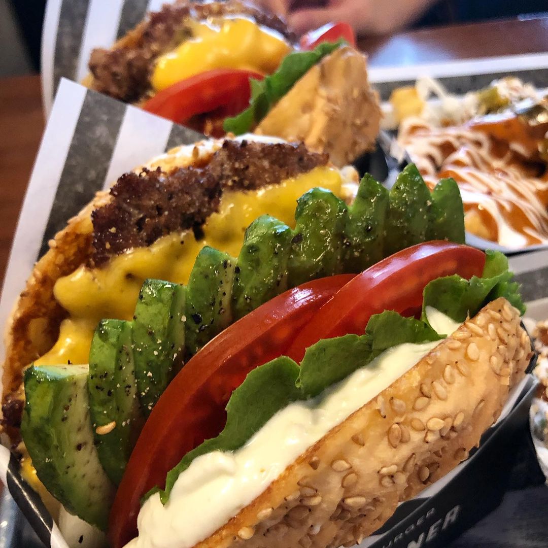 빵이의 먹스타그램’s Instagram post: “📌🍔수요미식회 버거 '다운타우너'🍔 느낌있고 이국적인 맛있는 버거를 먹고싶다면 한남동 다운타우너! ✔AVOCADO BURGER/아보카도 버거(9,300원) 다운타