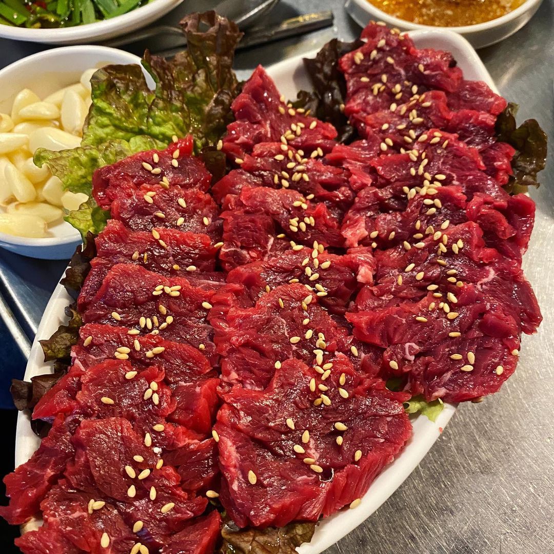 빵이의 먹스타그램 on Instagram: “📌안산 상록수 백두산 생고기 삼겹살이 맛있는 백두산 고기집 안산 맛집으로 상록수역에서는 식빵으로 팬 닦아주는 식당으로 원주민들 사이에 입소문 난