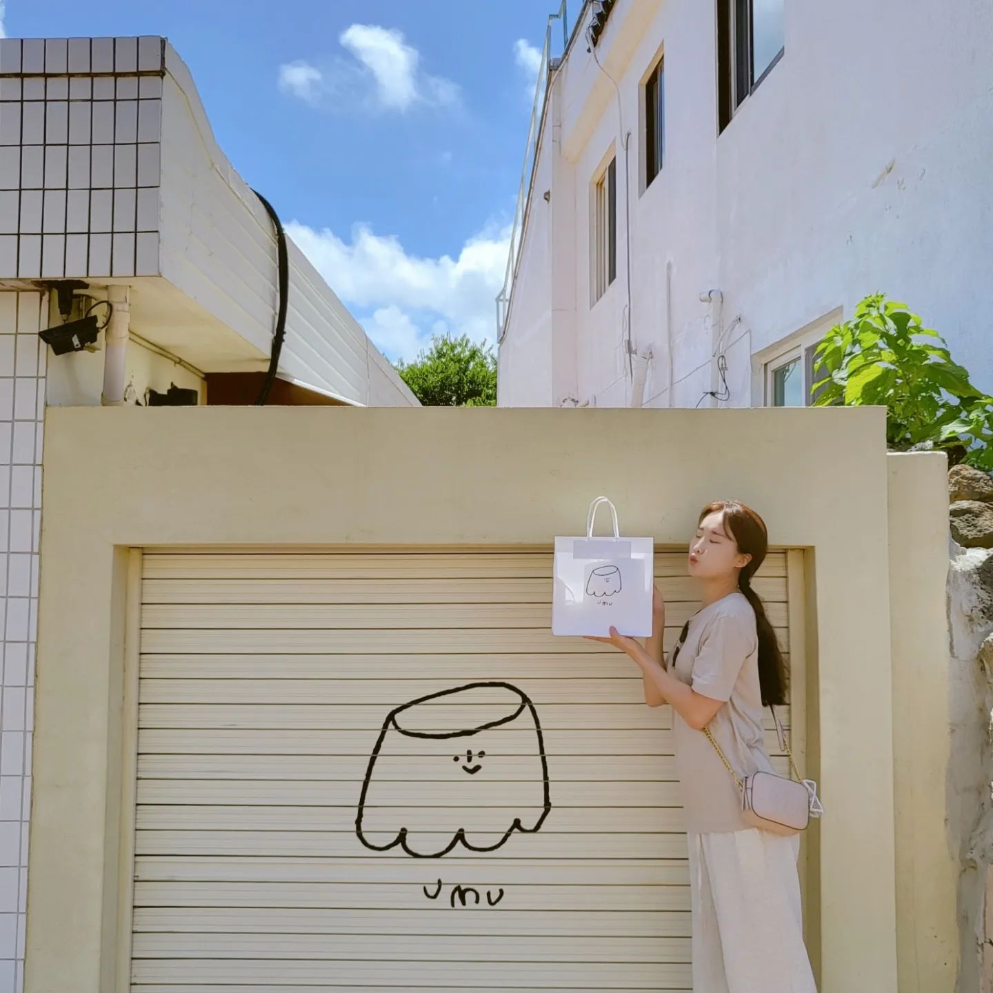 (๑˃̵ᴗ˂̵)و ♡
⠀
잘지내고 있으신가요♥️
⠀
저는 제주도에 왔어요✈️
날씨가 너무 더워서
밥먹고 우무에서 푸딩만 사와서는
숙소에서 부른 배 통통 두드리면서
늘어져있으니 천국이 따로 없어요😆
⠀
다들 휴가는 언제 떠나실까요?
제주로 오신다면 공항엔 여유있게
오시는걸 추천드려요😭
⠀