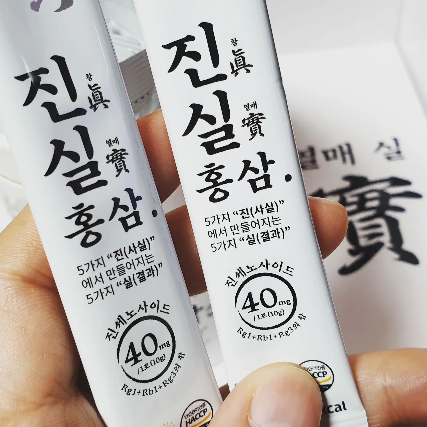 《홍삼성찬 진실홍삼》
여름철 체력보강에 좋은 홍삼스틱.

👉 진세노사이드 40mg 함유.
👉 휴대성 좋은 스틱형 제품.
👉 FDA인증된 시설에서 생산.
👉 6년근 홍삼 함유. 부원료 없음.

무더운 여름이 되니 체력이 부쩍 떨어진 신랑을 위해 홍삼스틱 제품을 찾다가, 진세노사이드 햠량이 가장 높은 '진실홍삼'을 선택했어요.

30포 제품으로 하루 1~2스틱을 섭취하면 됩니다. 절취선이 표시되어 있고 간단하게 손으로 절취가 가능해서 더 편리합니다.

홍삼제품을 선택할땐 진세노사이드 함량 높은 거랑 사포닌 함량 높은거, 쓸데없는 부원료가 첨가되지 않는 제품이 좋은데 '진실홍삼'이 딱 그런 제품이었어요. 

※ 여름철 건강관리 고민이신 분들은 홍삼스틱 '진실홍삼' 으로 체력보강 해보세요.^^

#홍삼성찬 #진실홍삼 #풍기인삼
#인삼축제 #홍삼액 #홍삼원액
#홍삼진액 #홍삼스틱 #가족건강관리
#면역력챙기기 #환절기건강 #부모님선물
#시부모님선물 #직장선물 #수험생선물
#홍삼선물 #라운딩간식 #골프간식
#건강루틴