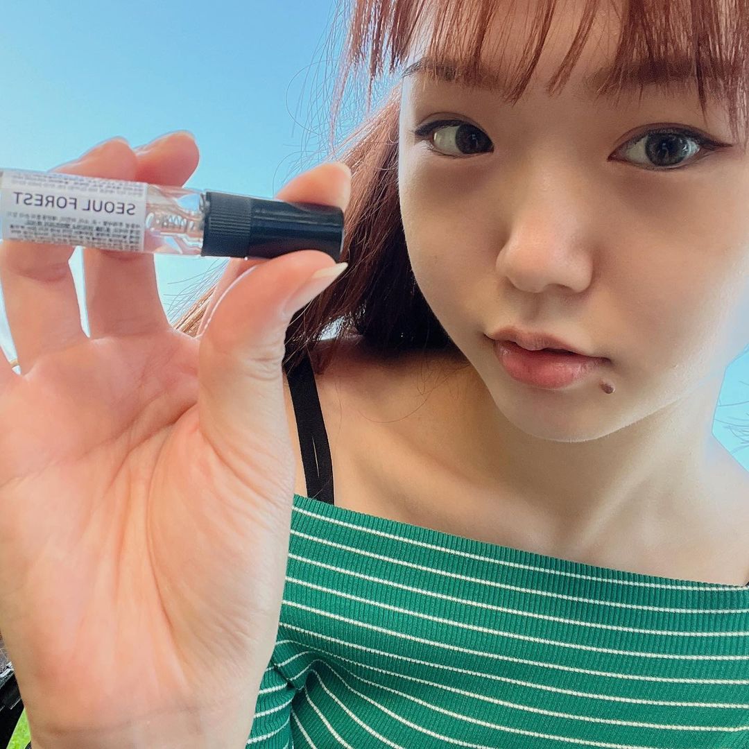 빵지 (@bbbangg_) posted on Instagram: “. 내 원픽은 발망 카르본을 모티브로한 오리엔탈향기 #디유니크🪵🤍🤎 . 컴팩트한 사이즈로 휴대가 편해서 이번 여름 가방 속 필수템 !!!!! 약 500종의 향이