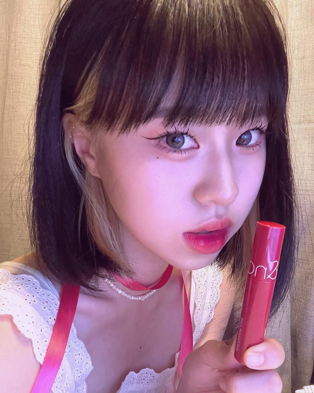 수진 on Instagram: “#광고 여름이라 글로시한 립 고민중인 분들 당장 주목해주새오 📌 (광고가 아니어도 주변 지인들에게 꼬옥,, 추천해주고 시픈 틴트) 입술 겉면만 촉촉해보이게 하는게 아