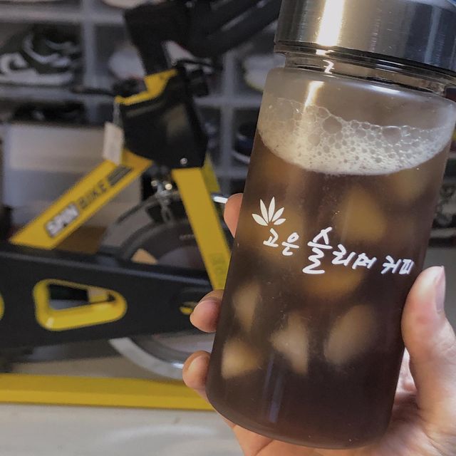 아영 on Instagram: "#광고 매일 커피를 먹어야 하는 커피 마니아인 제가 커피를 줄일 수 있을 수 있었던 이유. #고은슬리머커피 덕분이에요. 프랑스산 저분자 어린 콜라겐, L-카르니틴, 프락토올