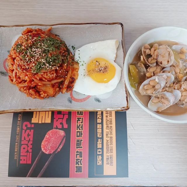 송현수 on Instagram: "요즘 많이 덥죠? 한국인듷이 이 더위를 이겨내는 방법 중 하나가 이열치열이 아닐까 생각해요. 초복,중복,말복때 보면 보통 찾아먹는 음식이 다 뜨겁잖아요. 뜨거운 걸 먹