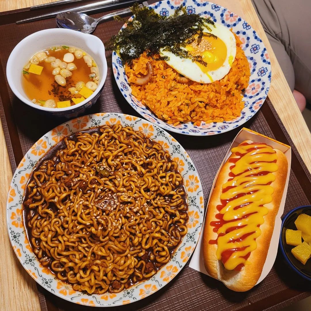 울 인님들 만화카페 좋아하세요~❓️

전 만화카페에서 만화책보며 맛있는것도 먹고 뒹굴뒹굴거리는거 너무 좋아해요😁

요즘같이 더운 여름에는 야외보다 이렇게 시원한 실내에서 노는게 최애공👍

친구랑 만나서 1차로 가볍게 먹고 2차로 만화카페가서 만화책 몇권 챙겨 이것저것 주문해서 먹었어요😋

여기도 키오스크로 주문해야하더라구요

#내돈내산

주문한 메뉴는⤵️

🔹️오리지널 핫도그🔹️

케찹과 머스타드의 조합은 믿먹이져😆 상큼한 렐리쉬피클이 곁들여지고 빵도 따뜻하게 구워져 요거 넘 맛있더라구요❤️

🔹️낙지볶음밥🔹️

이건 음... 고추장볶음밥 맛에 낙지식감 더해진 맛 ㅎㅎ
맛이 없는건 아닌데 있지도 않은 그냥저냥 쏘쏘...

🔹️짜파게티🔹️

짜파게티 is 뭔들이잖아용 ㅎㅎ
무조건 맛있죵😋

방 안에 종아리마사지기도 있고 편하게 만화책보며 아늑하게 놀고 쉴수 있어서 너무 좋았어요👍

네플릭스 방도 따로 있었는데 거긴 대기를 걸어야 하더라구요(인기많음)

역시 더운날엔 시원한 실내에서 노는게 제일인것 같아여🤗

#신림만화카페 #벌툰
.
.
.
#벌툰만화카페 #신림벌툰 #신림데이트코스 #신림맛집추천 #신림카페 #신림역카페 #신림가볼만한곳 #신림역맛집 #신림카페추천 #먹팔환영 #맛스타그램