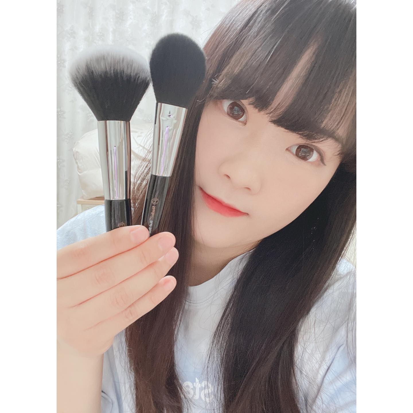 #협찬 [스튜디오17] 메이크업 브러쉬 2종 (블러셔 브러쉬833 + 파우더 브러쉬812)  studio17_official 

저는 파우더 브러쉬로 코랄색 볼터치를 해주었어요! 상콤상콤🥰

브러쉬 모질도 부드러워서 사용하기 너무 좋았어요💗

✔️파우더 브러쉬 812
 - 너무 크지 않고 둥근 컷팅으로 섬세한 터치 가능
 - 둥글게 굴려서 사용하기보다는 통통 두드려서 사용할 때 베이스가 뜨지 않고 착붙 가능
 - 얇고 잘 뜨는 피부도 피부표현이 뜨지 않게 해주어요!

✔️블러셔 브러쉬 833
 - 부드러운 모질과 공간감 있는 모량으로 뭉침없고 수채화 같은 발색 가능
 - 부드러운 촉감으로 베이스 메이크업이 뜨지 않고, 베이스 위에 은은하게 블러셔를 올려주어용! (얇고 베이스가 잘 뜨는 피부에 추천드려용🙏🏻)

또한 비비지 신비 추천템(올리브영, 스마트스토어에서 판매하고있어용)

메이크업 아티스트의 30년 노하우를 담은 브러쉬🤩

정교한 컷팅과 저자극 고급 인조모로 누구나 사용하기 편하고, 수채화 같은 피부표현 연출 가능! 무엇보다도 저렴한 가격이에요🤑

올리브영 가면 브러쉬 체험 꼭 해보세요~ 브러쉬 강츄💗
 
#협찬 #스튜디오17 #studio17 #oliveyoung #올리브영 #올리브영브러쉬 #파우더브러쉬 #블러셔브러쉬 #올리브영추천템 #올영추천템 #올리브영브러쉬추천 #입문자브러쉬 #곰손브러쉬 #브러쉬맛집 #가성비브러쉬 #학생브러쉬 #신비브러쉬 #신비 #코덕 #메이크업브러쉬 #브러쉬추천 #비비지신비 #신비메이크업 #일상그램