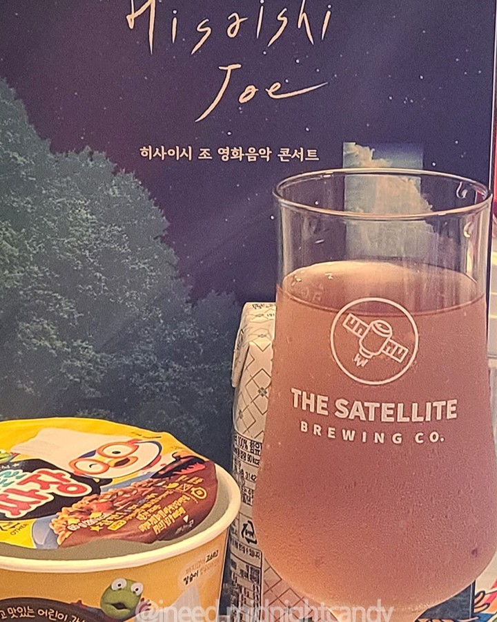 #협찬

더운 여름, 무더위를 날려줄 음식들을 찾아보는데요.
특별식이 아닌 일상에서 자주 마실 수 있는 음료!
#코코넛워터 소개해요 

#남홈은 태국말로 '향기나는 물'이라는 뜻이에요
남홈은 태국의 암파와 지역에서 나는 코코넛을 부르는말이구요.
일반적인 코코넛볻 25% 크기가 작아서 베이비 워터라고 부른대요
코코넛워터 색상도 #핑크코코넛워터 라서 
예쁜 물색을 보는것도 좋았어요

탄산수랑 먹어도 
따로 당이나 첨가물을 하지 않아도
맛있어서 좋았구요 

저는 날이 더워 짜장라면, 비빔라면을 먹었는데요.
물이랑만 먹으니 ㅠㅠ 짜고 맵고 음식의 맛들이 입에 남아 힘들었는데요
자극적인 음식들에 나트륨이 들어있어 걱정됐는데
#코코넛워터 #칼륨 성분이 #나트륨배출 역할에 도움을 줘요
더운 여름, 코코넛워터 한잔 추천해요

#남홈코코넛워터 #코코넛워터 #핑크코코넛워터 #천연이온음료 #코코넛워터나트륨배출 #맛있는코코넛워터 #베프마켓