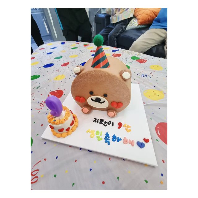 신예슬 on Instagram: "올해도 그냥 넘어갈수없는 지망이생파 여행다녀오자마자 풍선불고 테이블 세팅하고 아침 8시부터 눈떠서 생일파티 기다리는 우리집 대왕님 직접 고른 케이크와 친구들