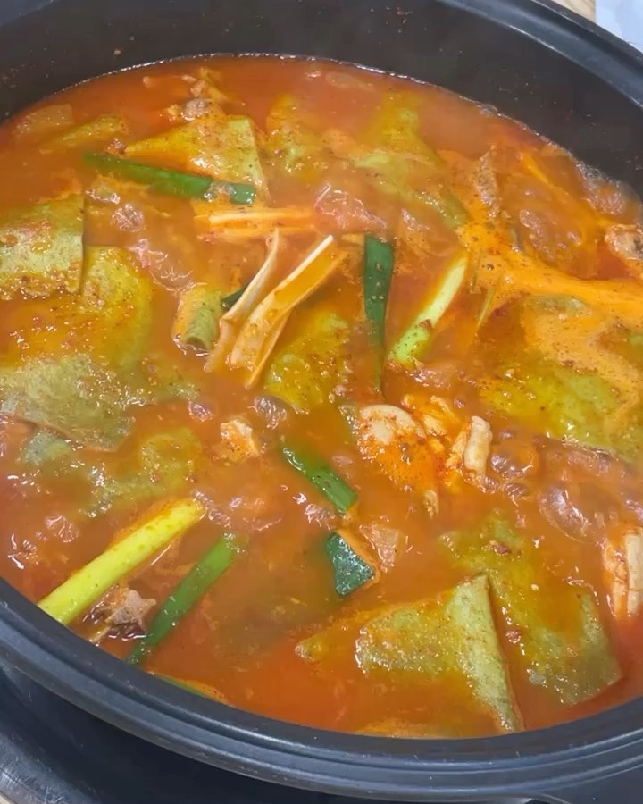 광주 닭매운탕 맛집 #토방
수제비를 먼저 먹고 닭을 먹으라고 하셨어요!
수제비를 한 입 먹는데 진짜 너무 맛있어서 추가를 하고 싶었지만!! 
볶음밥을 못 먹을까 봐 참았아요🥲
닭매운탕은 처음에도 맛있었지만 계속 끓이면서 
닭에 국물이 스며들었을 때 제일 맛있어요!!! 
복날에 가면 웨이팅이 길어요ㅠㅠ
저두 40분은 기다렸어요!
✔️주차장은 있지만 좁아용➰
✔️또 가고 싶은 맛💛
✔️광주 북구 동문대로 130-1