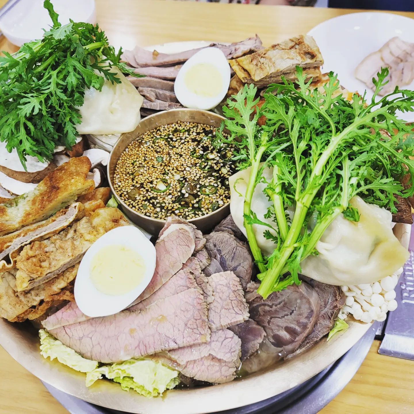 #노원맛집 #제형면옥 

#어복쟁반 #평양냉면 #냉제육 까지 제대로 맛나는 하계동 맛집

자리에 앉으면 보온병 채로 등장하는 온육수 맛에 일단 감탄
식감과 간을 제대로 맞춘 반찬에 두번째,, 

어복쟁반의 비쥬얼에 세번째로 압도 된다
평안도 음식인 어복쟁반은  그냥 보기만 해도 정성이 엄청 들어가는 메뉴인데 그런데 이곳은 그걸 한번 더 업그레이드 시킴

바닥은 배추, 표고, 팽이 버섯으로 깔고
우설, 사태, 양지 등 상태 좋은 소고기에 
육전과 두툼한 녹두전, 손바닥만한 만두에 쑥갓으로 올리고
푹 담궈도 맛나는 단짠한 간장소스를 중앙에 놓아 포인트를 냈다

어복쟁반이 바글 바글 끓는 동안 냉제육을 집어 먹는데, 
mm 단위로 얇게 써는 강남과 다르게
나름 두께있게 썰었는데도 잡내 없이 연해서 에피타이저로 딱

회냉면은 새콤달콤 ㅋ 요녀석도 입맛 계속 당기게 만들고

핵심은 어복쟁반,,

부위별로 골라 먹는 맛이 있는, 잡내없이 연하고 쫄깃한 고기와
고소하지만 느끼하지 않은 전, 소담한 평양만두와 
야채의 조화가 기가 막히다

무엇보다 최고 매력은 주전자 째로 주셔서,, 
(온육수랑 다름, 온육수를 몇시간 끓여 농축시킨 맛)
먹고 먹고 계속 넣어 먹게 되는 진하고 깊~~~~은 맛의 육수까지

가족 외식이나 평냉 좋아하는 친구들까지 
누구와 와도 자신있는, 맛집 없기로 소문난 노원에, 
찾기 힘든 곳에 꽁꽁 숨겨져 있는데도 사람이 항상 가득가득 하다

#먹스타그램 #맛스타그램 #냠냠 #맛있다그램  #먹스타 #이후추네 #일상 #오늘뭐먹지 #인스타데일리 #인스타푸드 #맛있다 #먹팔 #먹부림 #냠냠 #food #foodie #푸드스타그램 #먹스타 #맛스타