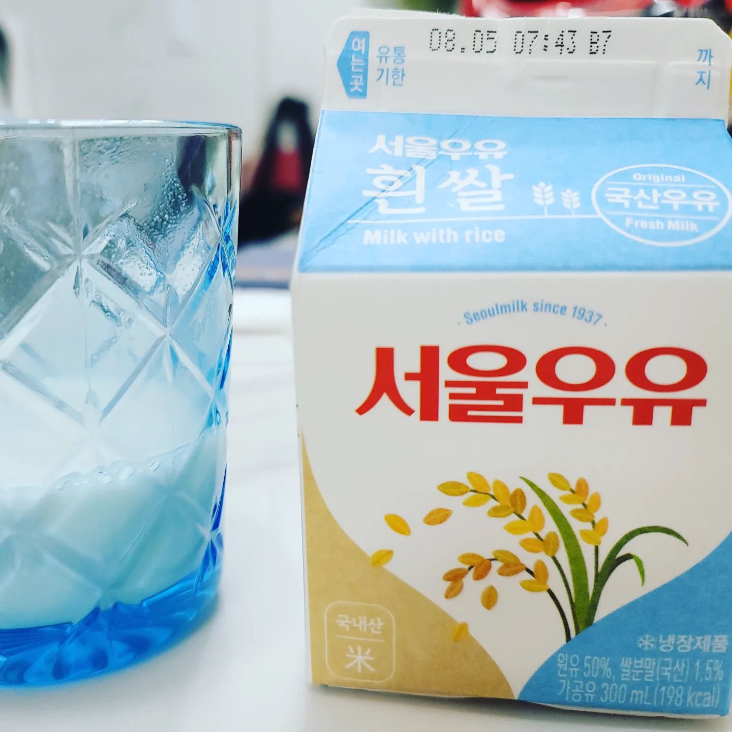 #신제품

#서울우유흰쌀

첫맛은 아침햇살인데, 
그보다 좀 더 점도가 있으면서 뒷맛이 달달하다
원유에 쌀 분말과 아카시아 꿀을 섞었단다

미과즙우유 라 불리울 만한 당도ㅋ
리조 젤라또에서 
쌀 빼고 녺이고 우유 좀 더 섞으면 이정도이려나?

흰우유는 싫고, 그렇다고 너무 단 우유는 싫은분들에게 딱임

#신상 #신상스타그램 #신상리뷰 #편의점신상 #음료수 #편의점  #서울우유 #흰쌀 #쌀음료 #편의점그램 #세븐일레븐 #음료수그램 #푸드스타그램 #먹스타 #맛스타 #일상 #이후추네 #오늘뭐먹지