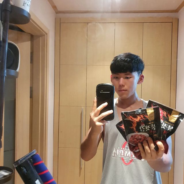 민규 on Instagram: "이번대회 로딩때 먹었던 끼닛불젓갈업체에서 대회수고했다고 젓갈을 보내주셨습니다...😭 @kkineat_official 비시즌때부터 젓갈을 좋아해서 계속 먹었었는데 끼닛젓갈이 제일