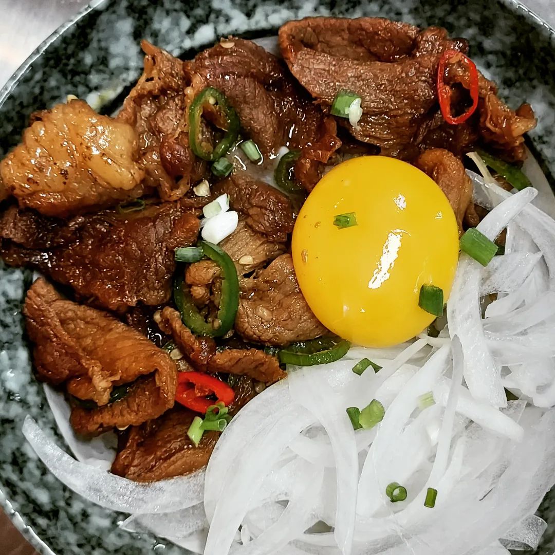 맵. 단짝  부타동 😂
쌩양파와 🥚  계란 노른자 
슥슥비벼 먹기 

#부타동맛집  #천안신불당  #천안씨지브이 #영화보고나서  #저녁메뉴 #혼밥러  #혼밥러환영