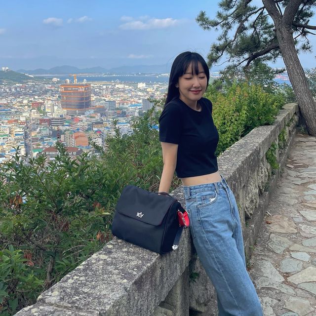 주으니 on Instagram: "#ad @atemstudio . 이번주 남쪽여행을 함께할 마이빽 - 완전 튼튼하구 예쁘구..🖤 사이즈나 포켓도 놀러다니기에 최적화된 로티 숄더백🤍 휘뚜루마뚜루 카공이나 미팅갈때두