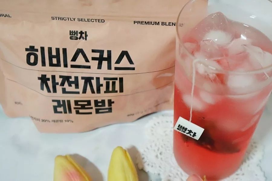 #업체로부터제공받은제품입니다 # 협찬

올해 여름은 뻥차와 함께 
시원하게 건강하게 보내세요
😚👍🌺🍋🥤🥃🎀🎏🎐

✅ 뻥차는 여름철에는 진하게 우려내고 얼음 동동 띄워서 물처럼 가볍게 마시며 즐길 수있답니다

✅ 뻥차는 HACCP인증을 받은 깨끗한 제조 공정을 거친 곳에 만들어져서 한심하고 맛있게 차를 즐길수 있어요

✅ 뻥차는 미세플라스틱으로 논란이 되었던 나일론 소재의 티백이 아니라
전분에서 추출하여 만든 친환경 PLA(생분해성) 삼각티백을 사용하여
환경과 건강을 동시에 생각하고 있어요

✅ 뻥차는 자연에서 엄선된 안전한 천연원물을 100% 사용하여 만든
프리미엄 원료 블랜딩 차로 
맛, 향, 영양소를 모두 놓치지 않고 담아냈습니다

✅ 기존의 티백들은 줄이 짧아서 실이 빠지고 해서 불편하셨죠
뻥차는 어떠한 종류의 컵에도 실이 빠지지않게 길이를 2cm 더 늘렸어요

#히비스커스티백 #히비스커스차 #히비스커스티 #레몬밤차 #레몬밤티백 #핑거루트 #티백차 #뻥차