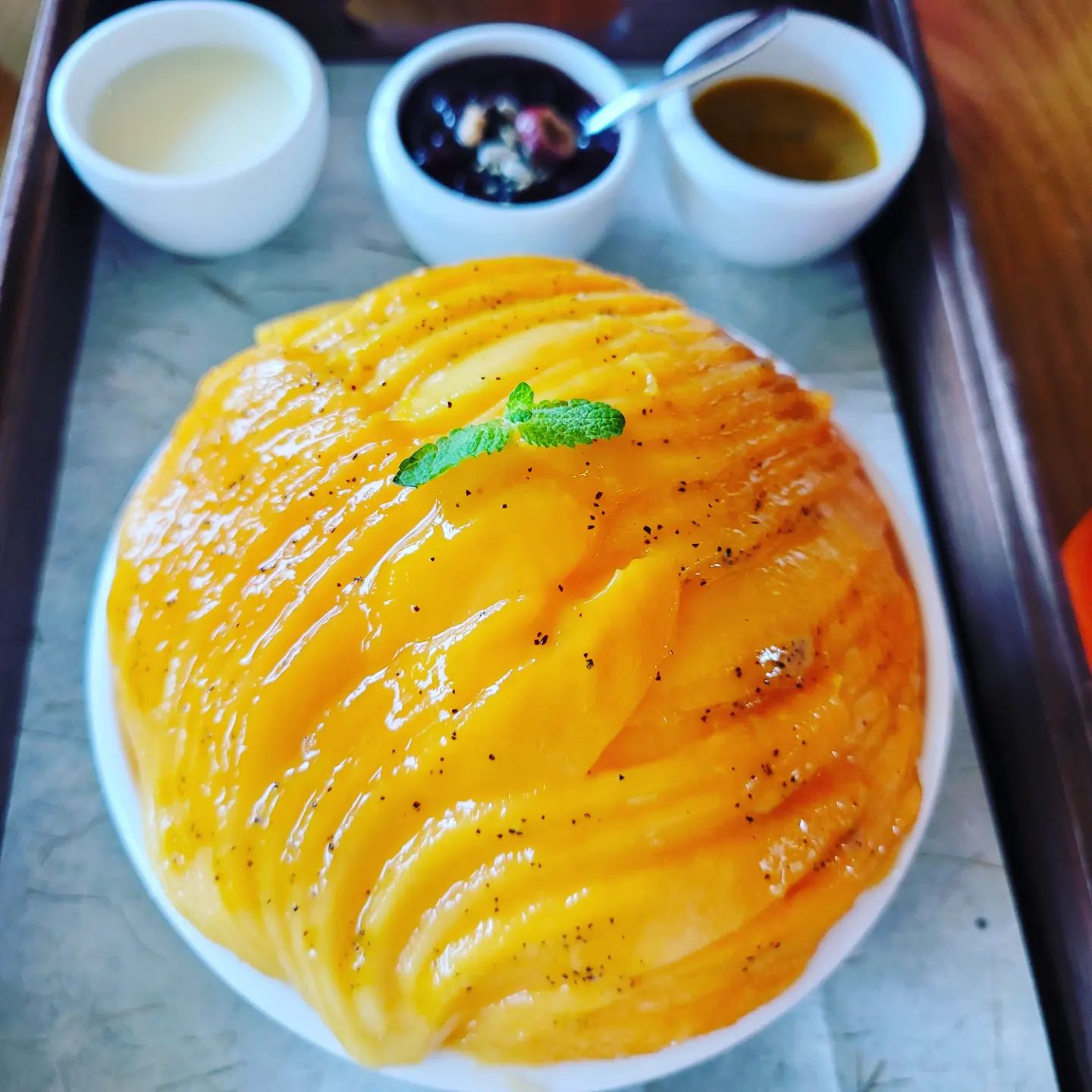 #빙수 #망고빙수
#그랜드하얏트서울

뷰가 반을 차지한다는 그랜드하얏트의 로비라운지
망고빙수와 녹차빙수 중에 망고빙수(55,000)주문

다른곳에 비해 웨이팅은 그리 길지 않았고, 
화창한 뷰와 서비스도 괜찮음 ㅎ

얇게 썰어낸 생망고,
그 아래는 우유얼음과 망고 과육이 섞였고
좀 먹다보니 트로피컬펄과 코코넛밀크 맛도 난다
따로 준비된 연유는 적당한 농도와 당도였고
팥의 삶기가 여간 만족스러웠다
패션후르츠퓨레는,, 음,, 엄청 시긴 했지만 ㅎ 
취향차이 인 것으로 ㅎ
그동안 먹어본 호텔빙수들이 썩 만족스럽지는 않아서 
좀 걱정을 했는데 전체적으로 좋았음

지난번 뷔페도 그렇고, 그랜드하얏트는 
기대가 없다면 꽤 괜찮은 선택일 듯 싶다

가격이나 구성, 혼잡도와 웨이팅 등
1등을 기대하는 다른 호텔들에 비해 덜 핫한 곳이지만 
그래서 가기 쉽고, 평화로우며, 가성비가 좋다
뷰가 주는 만족감은 덤 ^^

#디저트 #디저트그램 #호텔빙수 
#먹스타그램 #맛스타그램 #냠냠 #맛있다그램 #먹스타 #이후추네 #일상 #오늘뭐먹지 #인스타데일리 #인스타푸드 #맛있다 #먹팔 #먹부림 #냠냠 #food #foodie #푸드스타그램 #먹스타 #맛스타