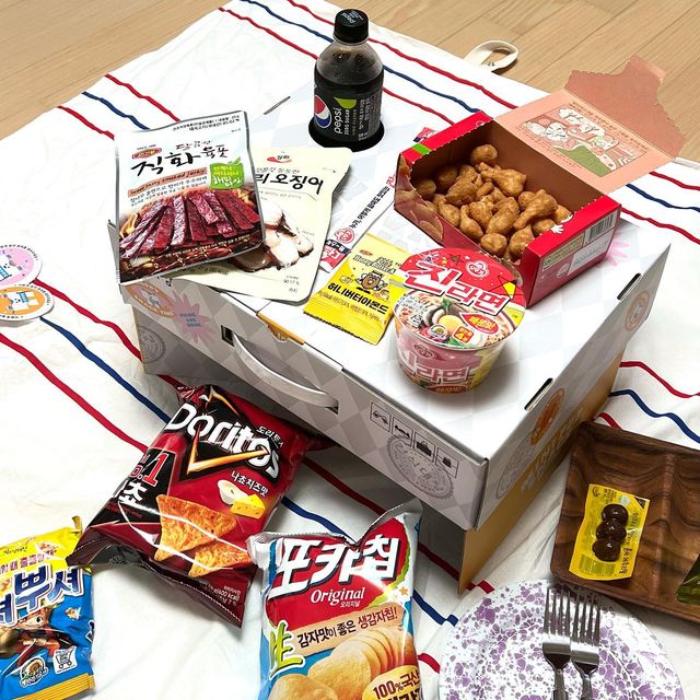 길선진 on Instagram: "#광고 결혼하면 남편이랑 해보고 싶었던 신혼부부 #버킷리스트 중 하나 피크닉!! #우린 집에서 에어컨 + 써큘레이터 조합으로 젤 행복하게 즐겨봄 🤩 안주한