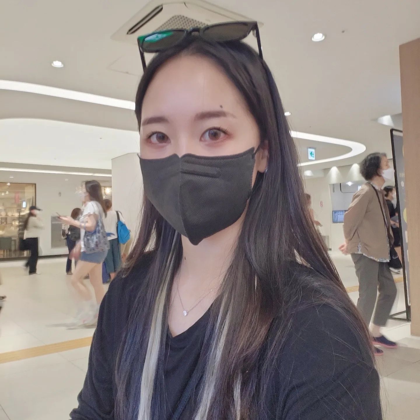 뚜하-!
팔뚝관리 받으러 서울왔돠리~~
멍이 좀 있어서 멍 좀 없어지면 나시도 입고 
전후 사진 올려보겟슴다ㅎㅎ
블로그에는 일기형식으로 남겼는데
궁금하신분 디엠 ㄱㄱ

선글라스 간만에 너무너무 마음에 드는거 찾음 ㅜㅜ
진짜 너무 이뻥ㅠ... 왜 이제 안거지??
최애템 될것 같음ㅋㅋ

주말인데 여러분 뭐하세요??
저는 아직 한끼도 못먹었는데
뭐먹죠..

저 목표 몸무게까지 4키로 남았어요!!!!ㅠㅠㅠ
식단을 빡시게 하는게 아닌데도..힘들어..
다이어터분들 맛있게 식단하는 꿀팁좀요ㅋㅋ

오토바이 타고싶은데
살인적인 날씨때문에 망설여진다..
저녁에 타러 나가볼까.. 
저녁에 삽바리 가볼까아~???