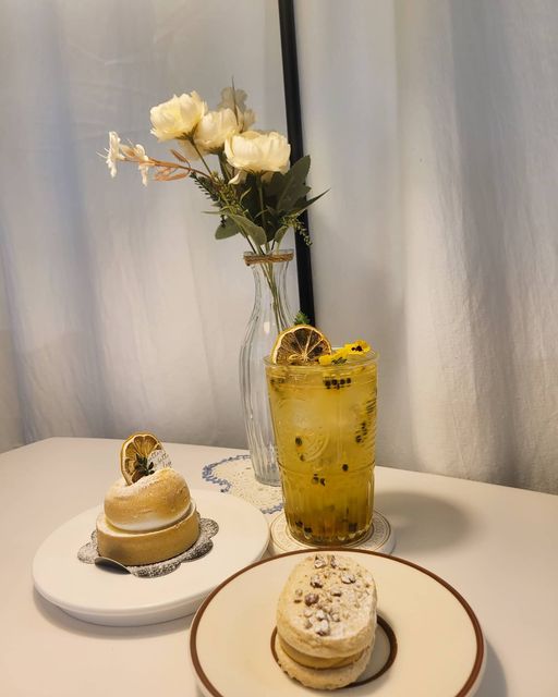 🌸으니언니🌸 on Instagram: "부산 동래역에 아늑한 카페~💗 혼자가기에도 좋아요 다들 한번씩 가봐요~💗 #레스베러 #부산 #부산카페 #부산카페추천 #동래역 #동래역카페 #동래역카페추천 #부