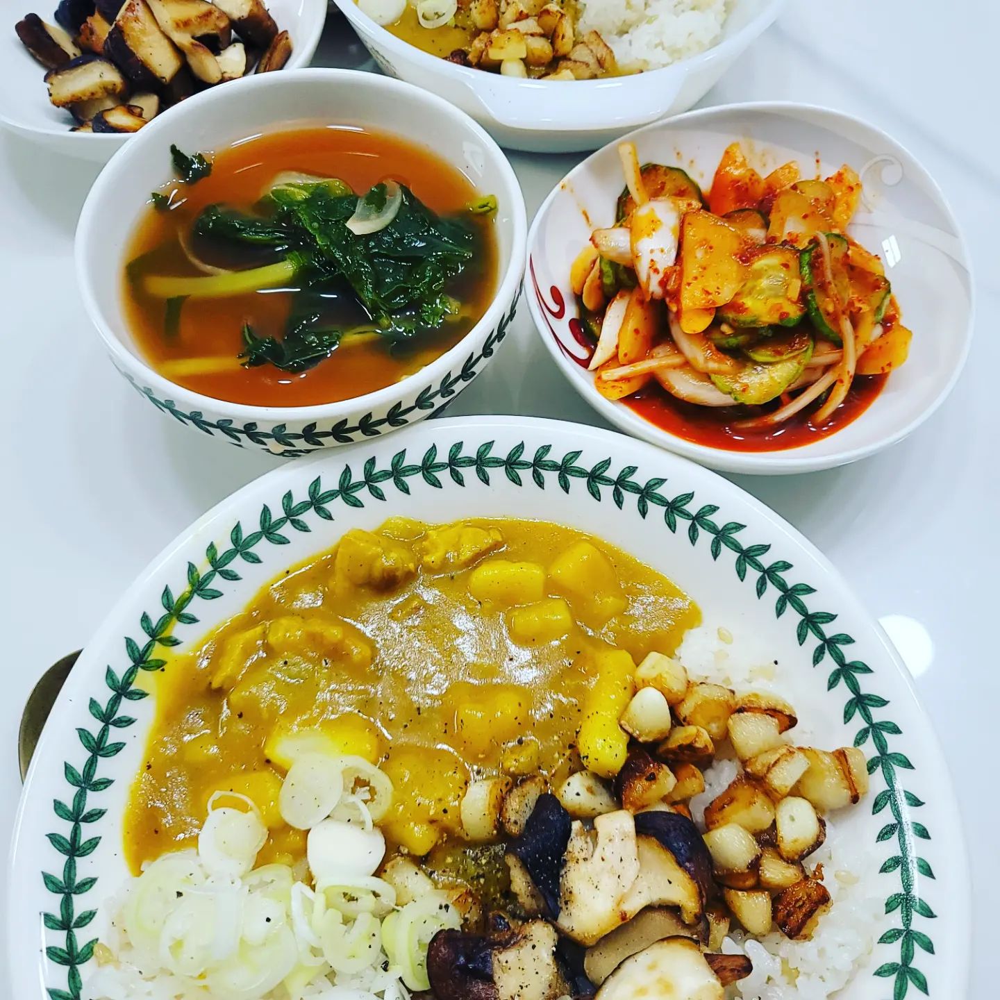 #집밥그램 

오늘은 #카레라이스

맛나게 끓인 카레 위에 
송화버섯구이, 수제마늘칩, 채썬 파 올려 토핑하면
식감도 좋고, 향도 좋고, 맛도 좋다

매콤아삭 오이무침으로 포인트를 주고, 
동치미로 마무리하니 개운하고 좋네 ㅎ
동치미는 #비비고열무동치미

#레시피

카레라이스
1. #마켓컬리 에서 데려온 돼지 꽂등심을 기름 없는 팬에 굽는다
  가브리살 섞인 상등심이라, 상태가 너무 좋아서 원래 돈까스 하려고 했는데
  고유가 시대에 기름도 아깝고, 냉동실에서 빵가루 만들 식빵 찾기도 귀찮아서 ㅋ
  그냥 카레로,,, 좋은 고기로 카레를 하니 더 맛있더라 ㅋ
2. 그 팬에 기름 조금 더 두르고 감자, 양파 넣어 볶는다
3. 물 넣고 끓인다 (감자가 무를 때 까지)
4. 간을 봐가면서 카레가루를 푼다
  원래 카레여왕을 썼는데 향신료를 뭘 추가 했는지 이상한 냄새가
  나서 오뚜기카레로 바꿈 ㅎ
5. 토핑 올려 완성
 ㅇ 마늘칩
  1) 마늘을 잘게 썬다
  2) 넉넉히 기름을 두르고 중불에서 튀기듯 볶는다
  3) 딱딱 해 질 때까지 구운 후 건져 키친타월 위에서 기름을 뺀다
  ㅇ 송화버섯볶음
  1) 마늘칩 튀긴 기름에 적당히 썰은 송화버섯을 넣고
  2) 소금 후추 넣어 노릇노릇하게 볶는다

#오이무침
1. 툭툭 썰은 오이에 꽃소금 뿌려 섞는다 
2. 10분 쯤 후에 물 제거하고 꼭 짠다
3. 오이와 동량으로 양파를 채썬다
4. 마늘, 설탕, 간장, 폰즈소스, 참기름, 고춧가루 넣고 잘 무친다
  집에 있는 고춧가루가 너무 매움 ㅜ 색은 옅어도 매콤 매콤 ㅋ

#밥상 #주말밥상 #부부밥상 #집밥 #집밥스타그램 #집밥메뉴 #홈쿡 #쿡스타그램 #요리스타그램 #홈스토랑 #온더테이블 #요리하는남자 #homecook #7월 #현실밥상 #집밥레시피 #먹스타그램 #맛스타그램 #맛있다그램 #이후추네 #일상 #오늘뭐먹지 #food #foodie