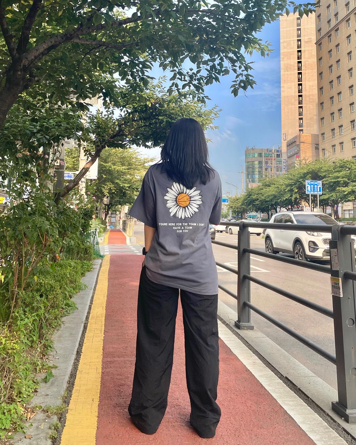 🌻뉴가 꽃이게에🌻

텐타 워싱,덤블가공으로 수축율을 잡은 반팔티
원단이 줄어들을 걱정 없움!

착용제품 : BIG DAISY LOGO 티셔츠

#트립션 #tripshion #무신사 #오버핏반팔티 #스타일메이트

*트립션으로부터 제품 협찬을 받았습니다*
tripshion stylemate_official