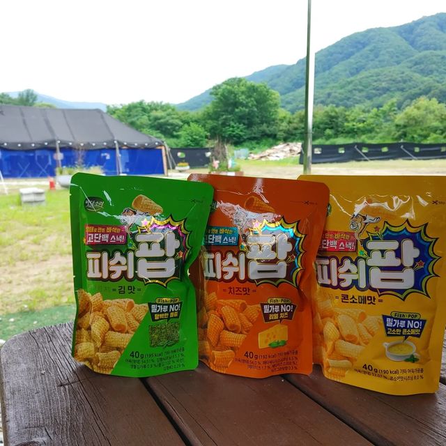 H.hjin on Instagram: "#협찬 명태로 만든 고단백스낵 #피쉬팝 캠핑할 때 맥주안주로 딱이네요. 김맛, 콘소메, 치즈맛 세가지라 취향대로 골라먹을 수 있어요. 바삭바삭하고 고소하고, 담백한 스낵