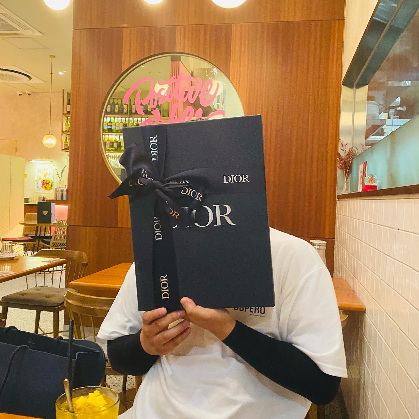다사다난 했던 7월달 
그중 메인 이벤트는 태민이생일💙
7년동안 생일 챙긴적 없어서 
디올 가방 줬음 🥹
돈 많이벌어서 
더좋은거 사줄게~
더운 여름 열일 했으니
8월달도 잘부탁해💗
min_nimll