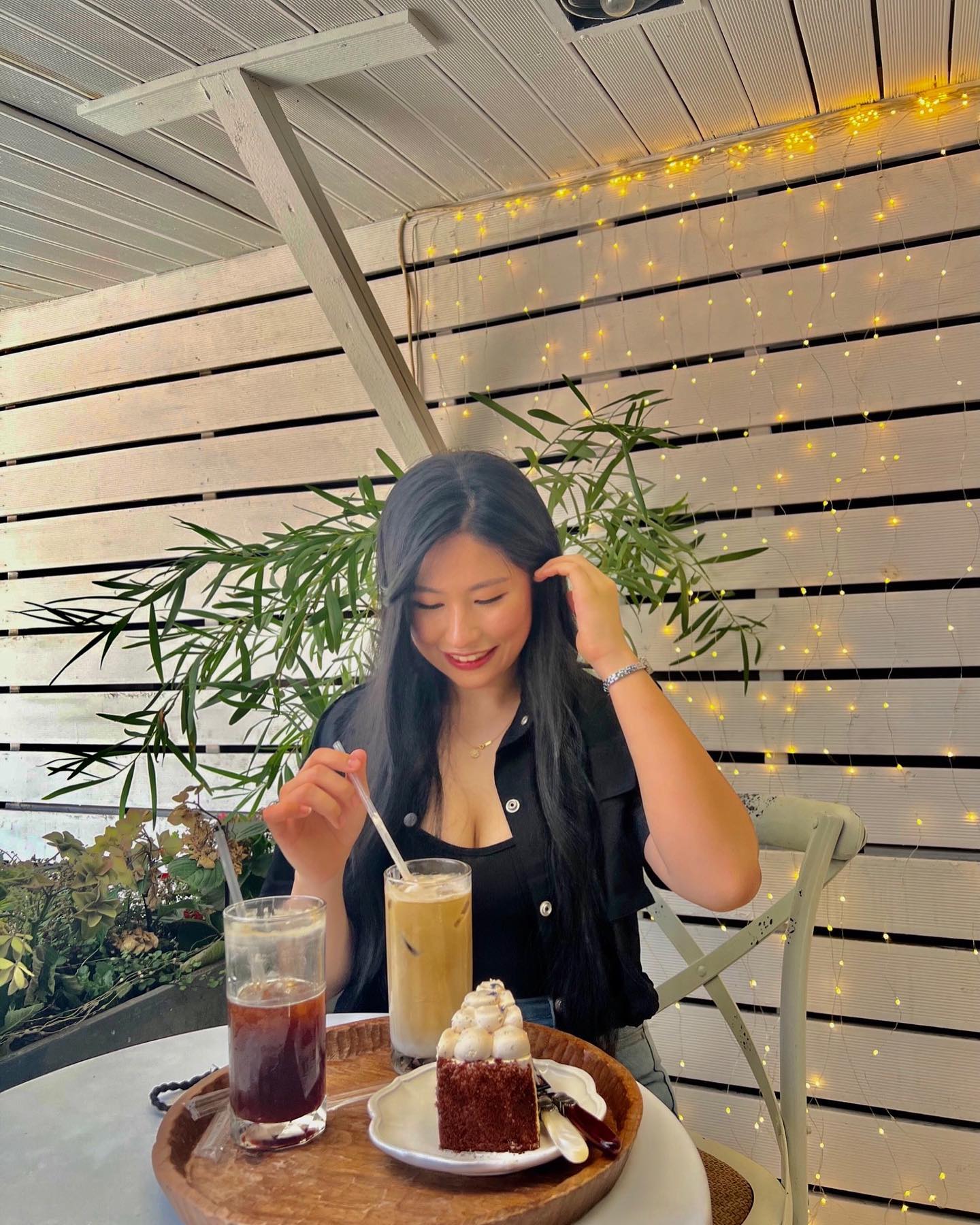 #협찬 #카페델카미노

즐거운 토요일 보내고 계신가요?☺️
저는 상수역 근처에 있는 ☕️카페 델카미노☕️에 다녀왔어요✨

들어가자마자 사장님이 인테리어에 진심이신 게 느껴졌는데요😘
뒷문쪽에는 테라스로 꾸며져 있어서 너무 예쁘더라고요❣️
너무 예뻐서 큰 마음 먹고 자리잡긴 했는데,
역시 너무 더워서 금방 포기하고 안으로 들어왔어요…🥲
전구가 켜져 있어서 밤에는 더 예쁠 각이라
봄가을에는 자리경쟁 치열할 것 같아요👀

내부도 무척 예뻤는데요,
인테리어 조합이 따듯한 색감인데다가 
여기저기에 놓여있는 화분들 덕분에 뭔가 조용하지만 생기 넘치는 기분이 들어라고요🌸

너무 더워서 친구랑 수다떠는 것도 잊고 
케이크랑 커피를 마시면서 카페를 구경하다보니까 시간이 금방 가더라고요…
지쳐서 그런 것도 있었지만 워낙에 예쁜 카페라 눈이 즐거웠던…😚

역시 인테리어 예쁜 카페 최고야…✨🥰✨

🌹상호명 : 카페 델카미노(cafe_delcamino )
🌹주소 : 서울 마포구 어울마당로 44 1층