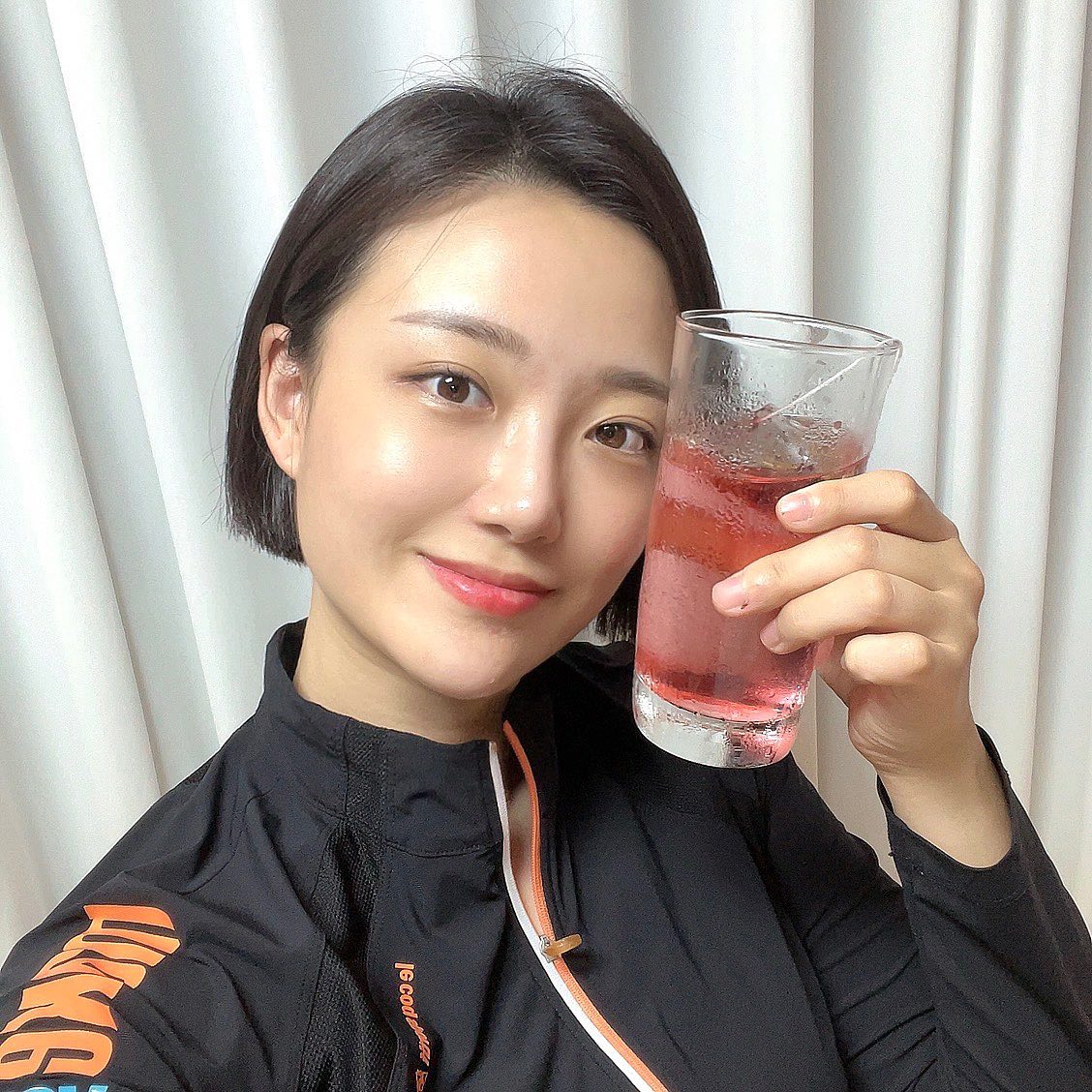 ‘업체로부터 제공받은 제품입니다’

뻥차 히비스커스 티백💐

평소 히비스커스티를 즐겨 마시는데요~🍵
매번 가루용으로 타 먹는건 엄청 달더라구요😩
뻥차는 천연원물을 100% 사용해서 그런지~
달거나 인공적인 맛은 절대 없고❌
물처럼 안전하고 가볍게 마실 수 있는 느낌이에요~😋

HACCP 인증도 받고,
미세플라스틱이 없는 생분해성 삼각티백이라 하니~
마실때 마음이 되게 편안했어요~😽🫶🏻
티백 줄이 길어서 그런지~ 찬물 타서 마실때 긴컵에 넣어도
티백줄이 빠지지 않아서 정말 좋았어요👍🏻👍🏻

열심히 운동하고 와서, 마시는 차로 정말 강추에요~🏃🏻‍♀️🏃🏻‍♂️
탄산음료, 쥬스 등 음료수를 마시는 것 보다는~
제 몸을 위해 건강한 식품을 챙겨 먹는 느낌이라 좋네요😍🥰
손님들 오실때도 다들 좋다고~ 어디껀지 물어들 보세요~
요즘엔 날씨가 너무 더워서🥵 수분 섭취를 위해~
텀블러에 찬물이랑 같이 넣고, 수시로 마셔주고 있어요~

🏷 https://bbungcha.com/product/list.html?cate_no=24

#히비스커스티백 #히비스커스차 #히비스커스티 #레몬밤차 #레몬밤티백 #핑거루트 #티백차 #뻥차