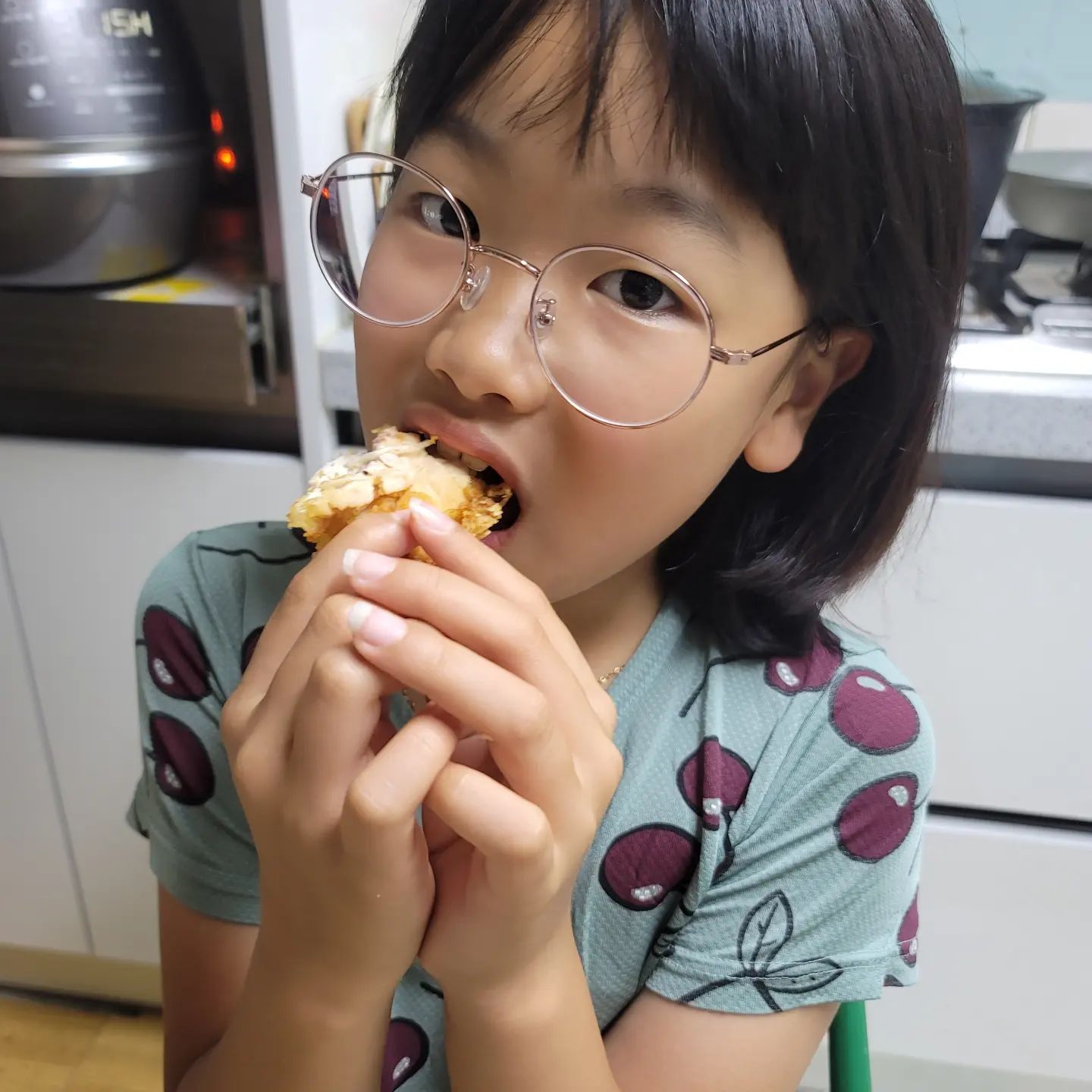 #협찬 #후참 #후참잘 #후라이드참잘하는집 

제대로 겉바속촉 후라이드참잘하는집의 후라이드치킨!
과하지 않게 살짝 매콤하게 염지되어있지만
맵찌리 그린이도 맛있게 먹을 정도로 맛나다요😋
바삭한 튀김옷에 반해 속살은 엄총 부드러워용~
그리고 그냥 후라이드와 함께 하면 더 좋은 시그니처소스3종
500원의 행복입니다♡
마늘간장소스- 짭쪼롬한 마늘향이 가득!
갈릭디핑소스- 진한 갈릭치즈맛!
와사마요소스- 알싸한 와사비향이 톡톡!

치킨과 함께하지 않음 서운한 카스생맥~캬~
(아이계정에 맞진않지만 협찬이라 부득이하게 기재합니다ㅋㅋㅋ)
치맥은 진리지용~😄👍🏻
요즘같은 무더위에 에어컨 빵빵하게 틀어놓고 치맥하니
세상 행복하네용♡

good__fried

 *7월 후참 할인정보도 알려드려용♡
- 배달의민족 매주 금요일 2천원 할인
- 요기요 매주 월요일,수요일 2천원 할인
(후참 첫 구매시, 2천원 추가할인)

#후라이드치킨 #카스생맥주 #치맥
#바삭한후라이드 #치킨추천 #여름엔치맥