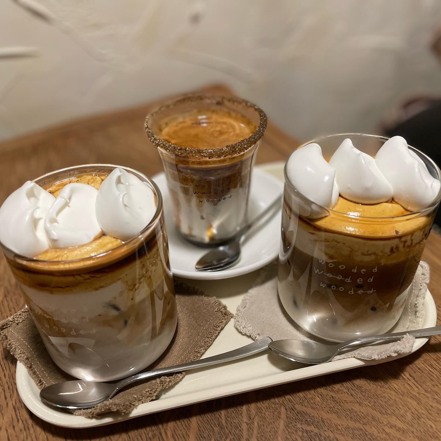 폭염의 휴가 기간 모두 재밌게 보내셨나요? 🥵🔥

오늘의 뒷북 업로드는
안양 #동편마을카페거리 에 있는
📍#우디드커피 입니다!

시그니처 메뉴인 #우디드크림라떼 
한 입 먹으면 행복해지는 맛이에요🤎
#커피맛집 인정! 

일주일에 한 번씩은 업로드를 하려고 다짐&실천 중이랍니다! 
여름철 건강관리 잘 하세요 😊

#꽃이야 #맛집추천 #카페추천