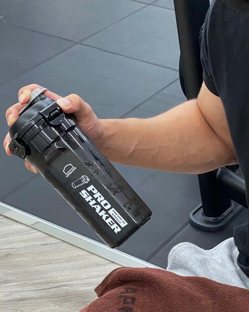 𝘌𝘶𝘯𝘨잉 on Instagram: "최근 작심삼일 다이어트가 되지 않길 바라며… 헬스시작🔥 시원한 운동을 위해 헬스장에 필수로 들고가야하는 물통…!! 많은 제품중에 저는 “ 락앤락 프로