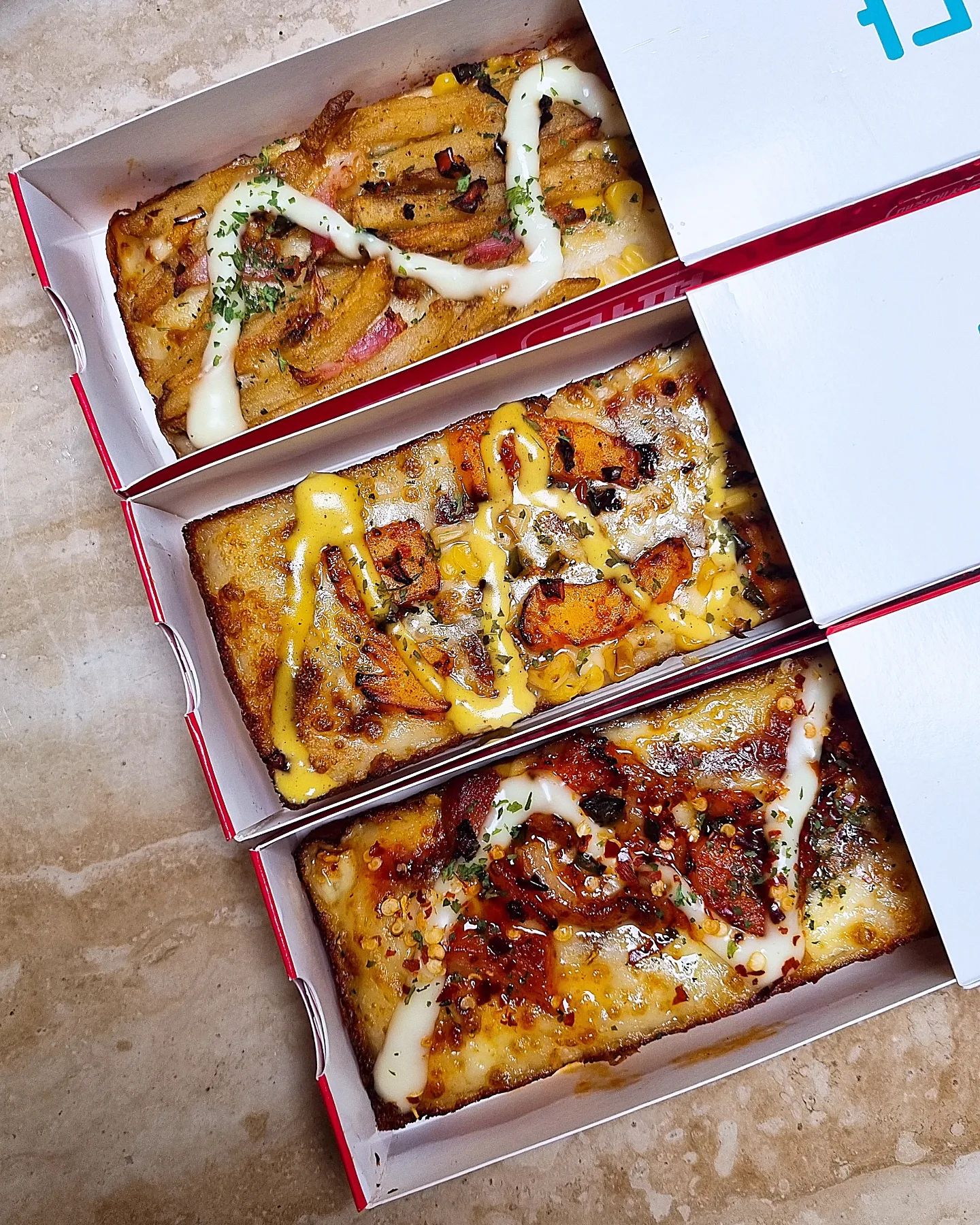 #협찬 🍕 드라이브 하면서 👌 영화 보면서 👌
노나 먹을 필요없는 1인 피자 개-꿀

하프앤하프나 쿼터 피자도 많은 요즘이지만 처음부터 다른 맛 한판씩 (?) 때려 먹는게 더 좋아..

드라이브뜨루 느낌으로 운전하면서 먹기도 편하고 영화관에서 핫도그 먹듯 먹어도 좋코 손에 기름칠 안 해도 되니 피맥하며 넷플 보기에 최적화 👅

에프에 데울 때도 투척! 끝!

#피자먹다두정점 🐸
천안시 서북구 부성4길 3