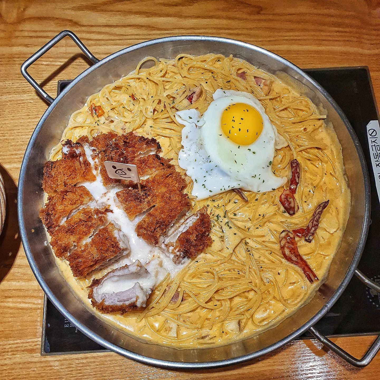 제 취향을 딱 저격하는 맛집을 찾았어요!
#인계동#돈까스상회

저는 돈까스와 파스타를 좋아하는 사람으로서
돈까스와 파스타를 동시에 즐길 수 있는 메뉴!
돈스타에 행복함을 감출 수 없었습니당☺️☺️

☝️저는 일부러 느끼한 맛을 잡기 위해
스파이시 돈스타를 시켰어용😆
돈스타, 돈떠끼(돈까스+떡볶이) 메뉴들은
2인분이상의 양이니 참고하세용😉
(1인분 단품메뉴들도 있습니다)

☝️비주얼부터 환상적인 돈스타!
먼저 돈까스부터 먹어봤는데용,
소스 때문에 눅눅해지진 않을까 하는 걱정과 달리!
엄청난 바삭함을 자랑합니당!👍👍
안에 고기까지 두툼해서 매콤한 파스타 소스에
푹~ 찍어서 먹으면 꿀맛😍

☝️파스타의 매콤함도 제 취향저격이었어요!🔥
웬만한 매콤함으론 느끼함을 잡기 어려운데,
느끼함을 딱! 잡아줄 만큼 매콤해서
매운 음식에 약하신 분들은 조심하세요!🙏
파스타 안에는 양파, 버섯, 베이컨이 골고루 들어가서
파스타랑 돌돌 싸먹어고💕
돈까스에도 싸먹고🤤
저는 세트로 시켜서 해시브라운까지 먹었는데요,
이것도 매콤한 파스타 소스에 찍으니까
모두 꿀맛이었어용❤

☝️항상 파스타를 먹을 때마다
‘덜 느끼했음 좋겠다’ 생각하는데🤔
이번만큼은! 김치생각이 덜 날정도로
매콤해서 마지막 한입까지 다 먹었습니당😚

매콤한 파스타 위에 바삭한 돈까스!
돈까스 상회로 가용🤩
저도 재방문할 예정!

<<지금부터는 개인적인 의견입니다>>
사실 몇 어플들에서 평이 극단적인 부분이 있길래
반신반의하고 갔거든요
돈까스가 너무 맛없다든지,
파스타가 최악이라든지 
굉장히 자극적인 멘트들이 있었는데,
내돈내산 후기로써 말씀드리자면
레스토랑 느낌의 맛집은 아닐지라도
충분히 맛있는 식당이었습니다!
물론 때에 따라 맛이 갈릴 수도 있다는 건
제가 확실히 장담할 수는 없지만..
그래도 저는 일부 극단적인 평이 아쉽더라고요😥

#돈스타#돈까스#파스타#스파이시파스타#스파이시크림#매콤크림파스타#크림파스타#돈까스맛집#수원맛집#인계동맛집#먹스타그램#먹팔#맞팔
